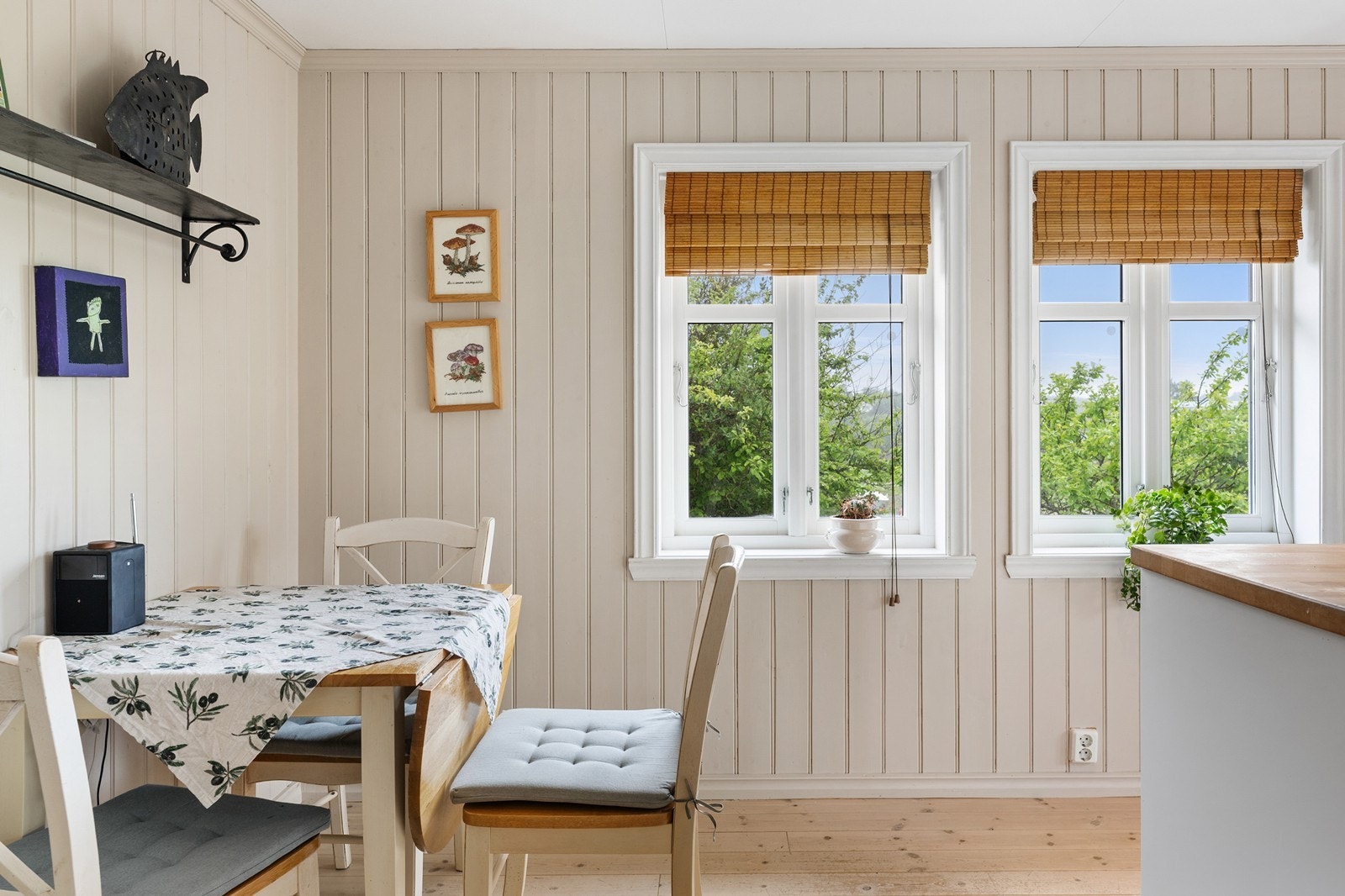 Det er også plass til spisebord på kjøkken. Galleribilde