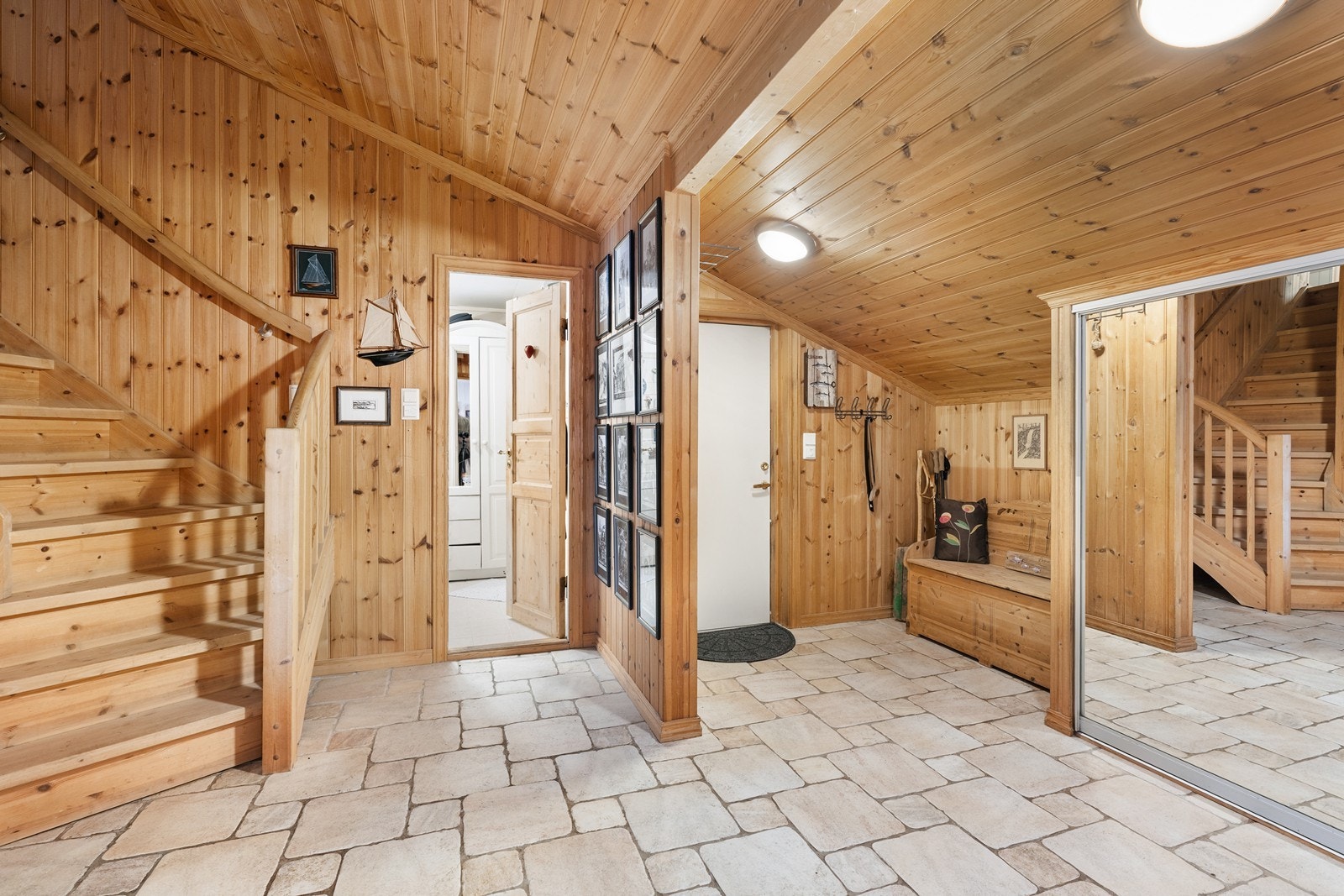 Skyvedørsgarderobe i entréen gir gode muligheter for oppbevaring av yttertøy og sko. Galleribilde