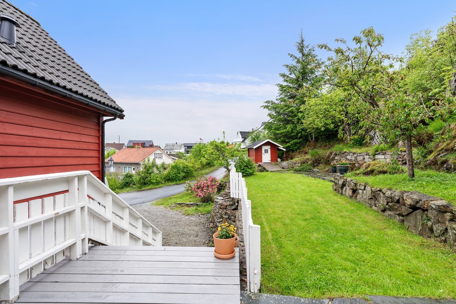ToTomten er pent opparbeidet med plenarealer, beplantning, platting og en steinlagt uteplass. mten er pent opparbeidet Galleribilde