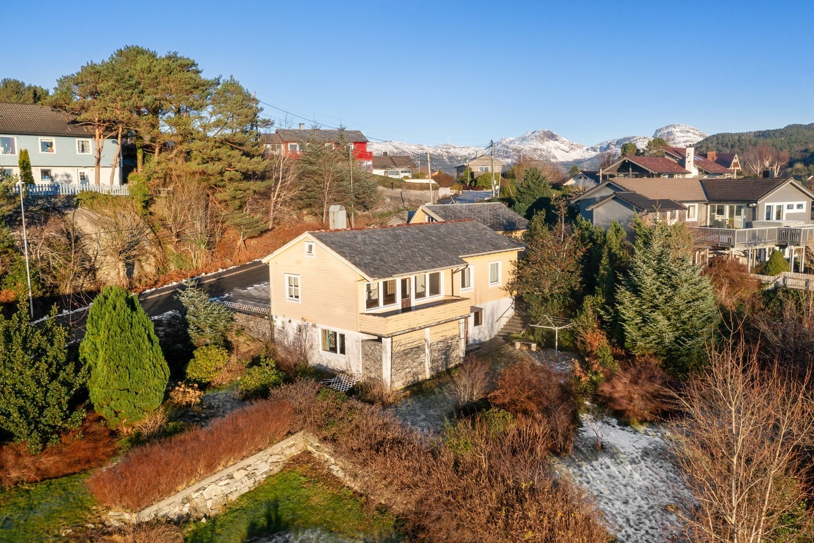 Eiendommen har stor hage. Galleribilde