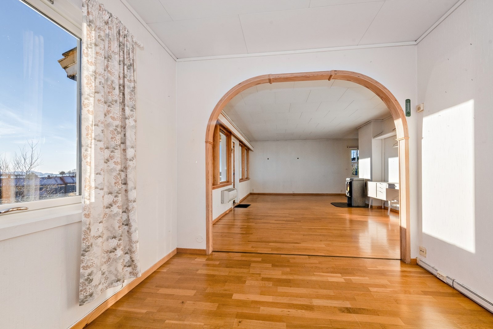 Det er åpnet mellom et soverom og stue Galleribilde