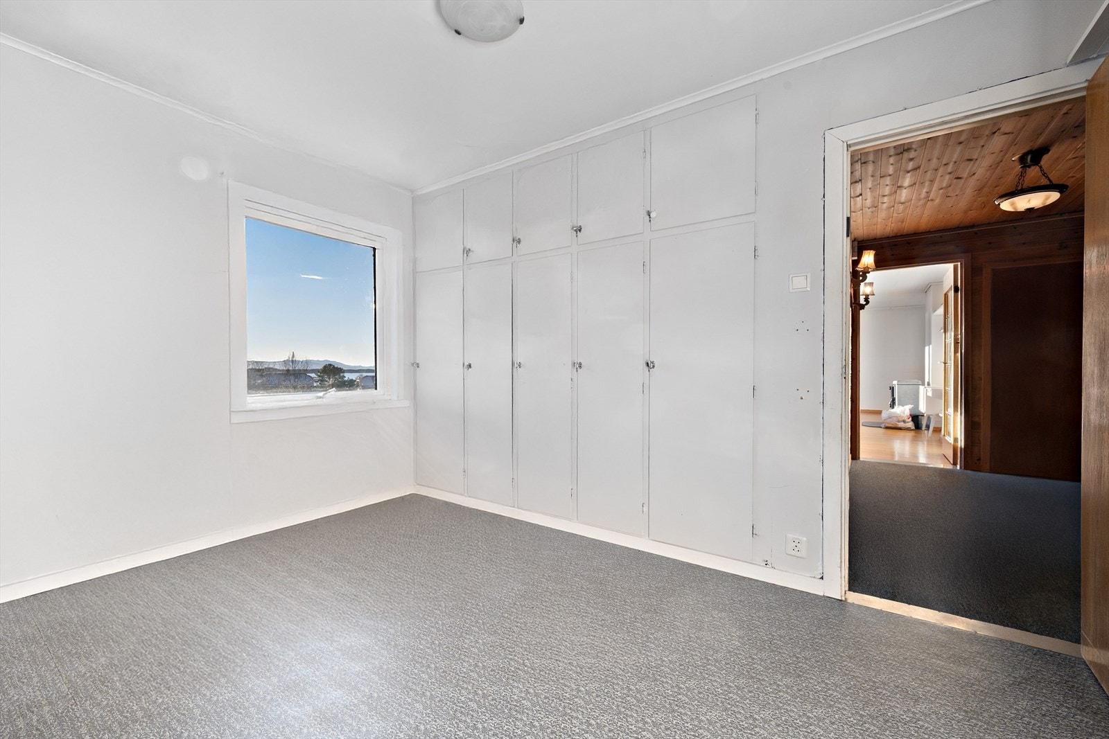 Plassbygget garderobe i hovedsoverom Galleribilde