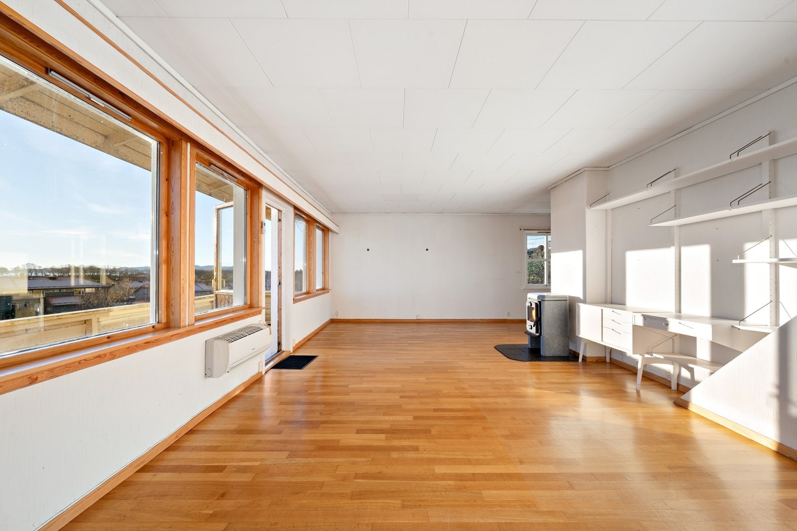 Stue med lang vindusrekke moet sør Galleribilde