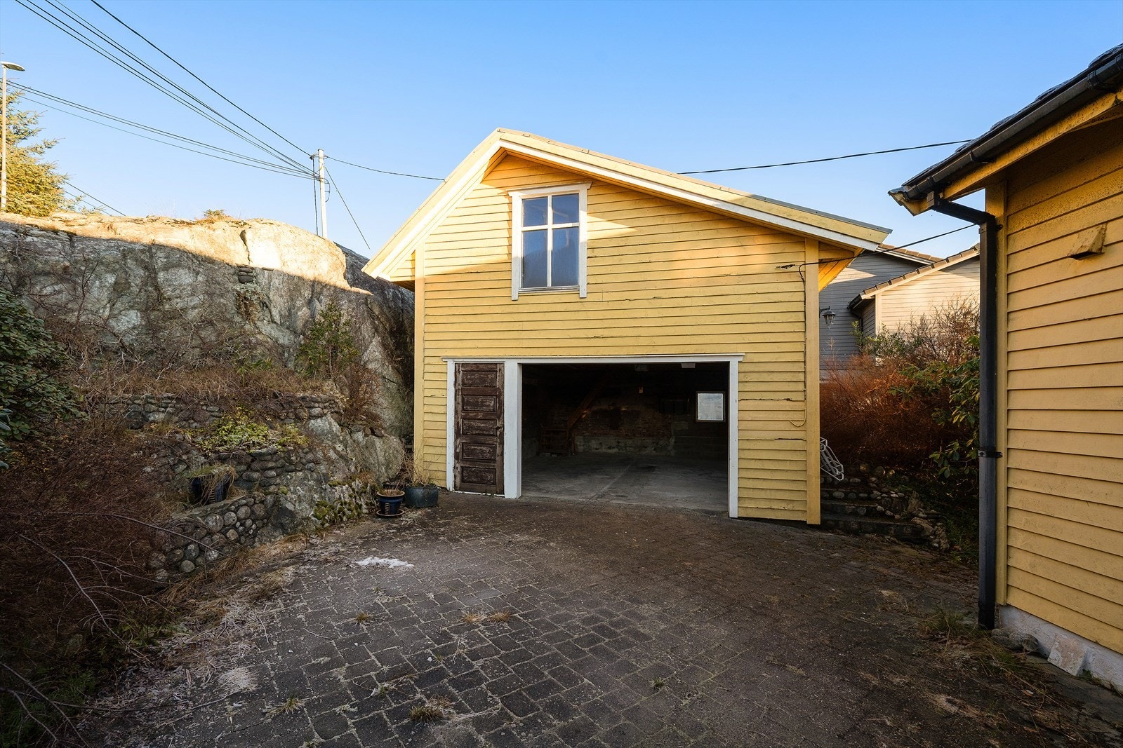 Eiendommen har garasje med stort loft med god lagringsplass. Galleribilde