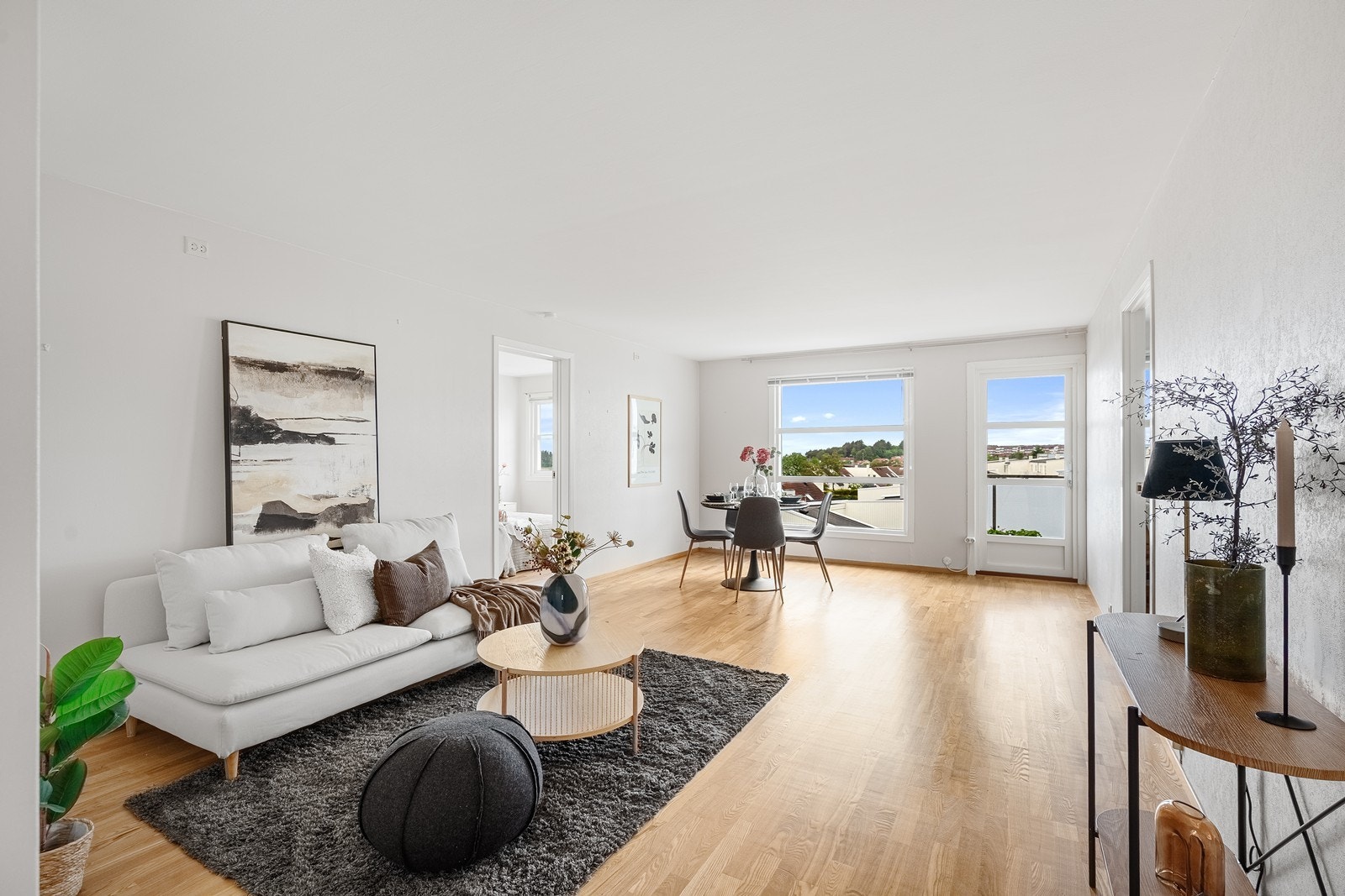 Her er det god plass til både spisegruppe og sofagruppe. Galleribilde