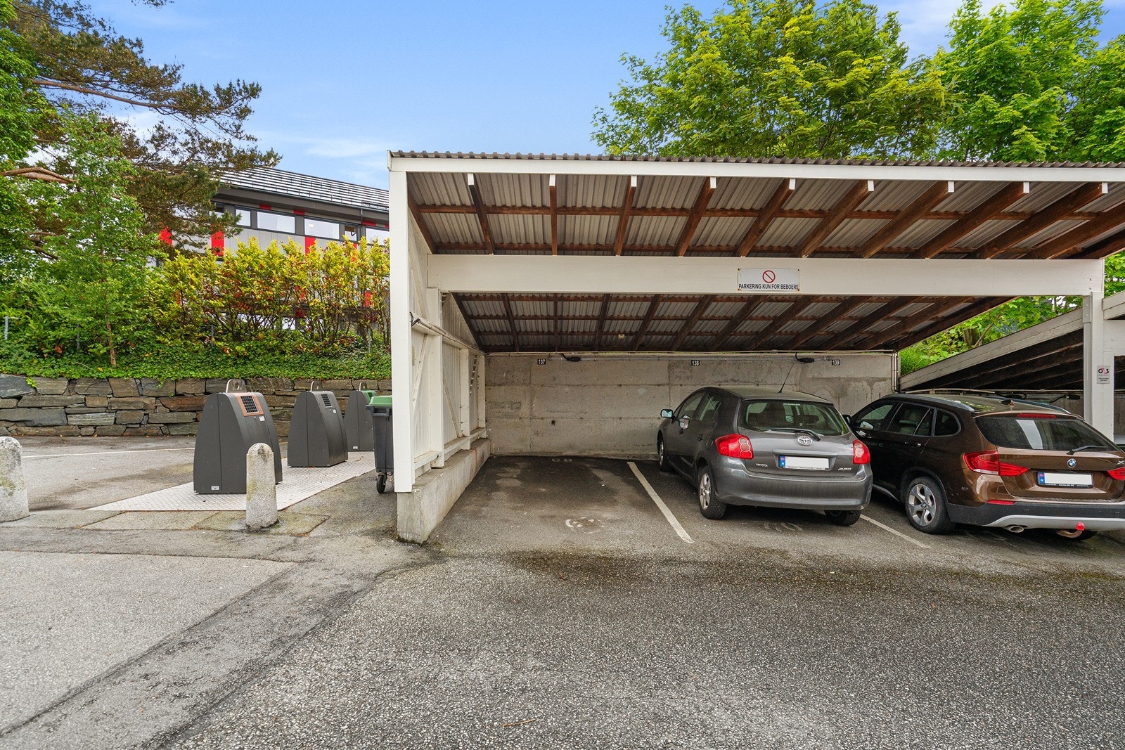 Parkering i carport. Galleribilde