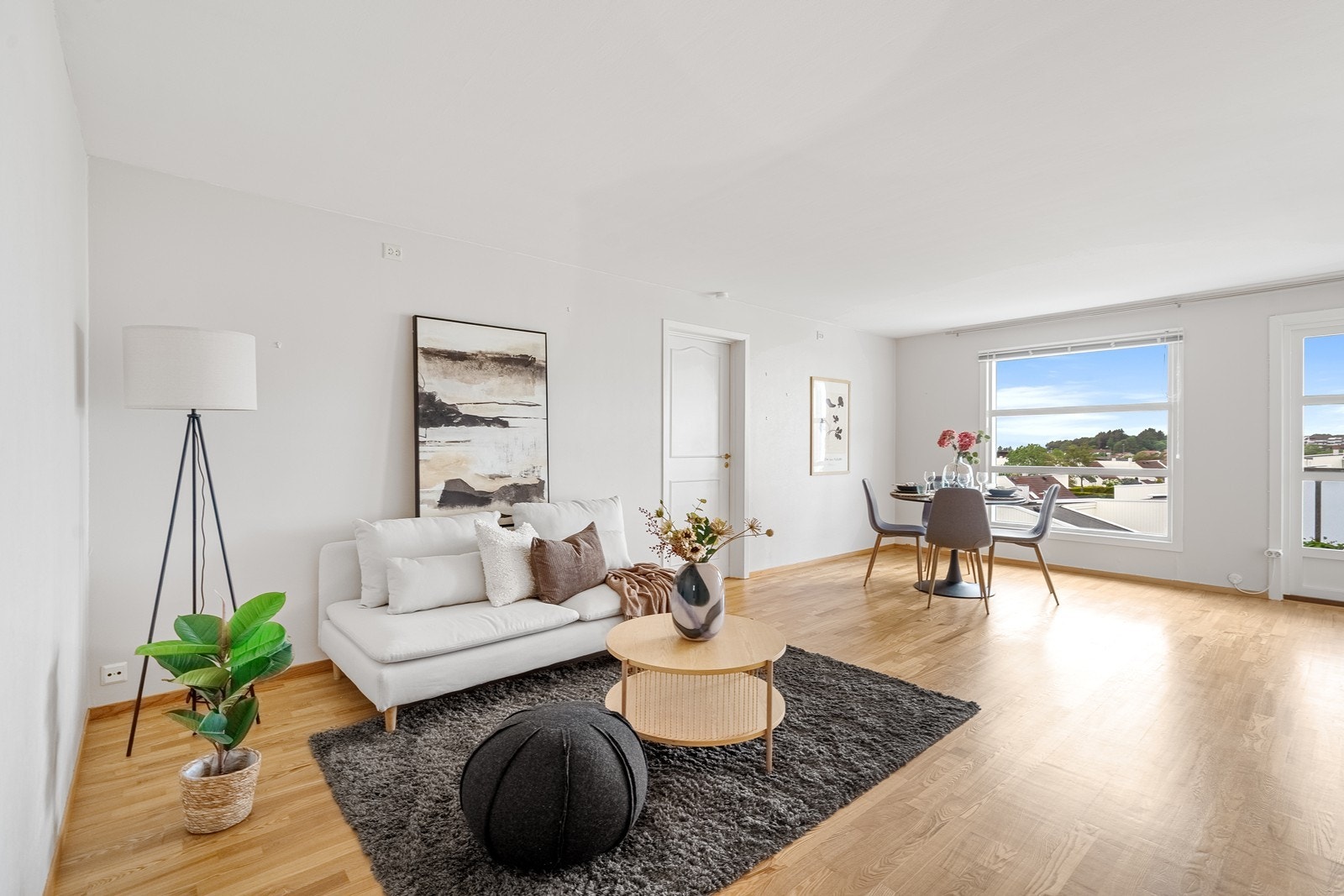 Stuen har store vindusflater som slipper inn rikelig med naturlig lys og gir en åpen og luftig romfølelse. Galleribilde