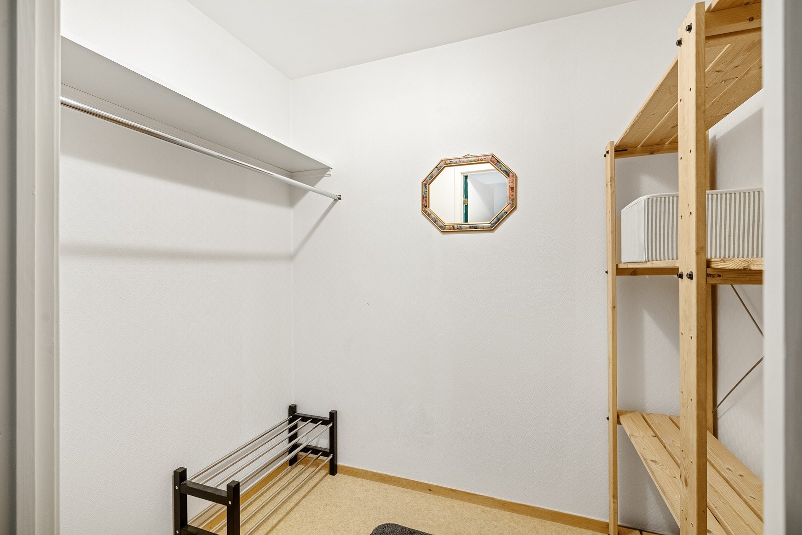 Innvendig bod er en ettertraktet og praktisk løsning som gir godt med ekstra lagringsplass og bidrar til en ryddig og funksjonell bolig. Galleribilde