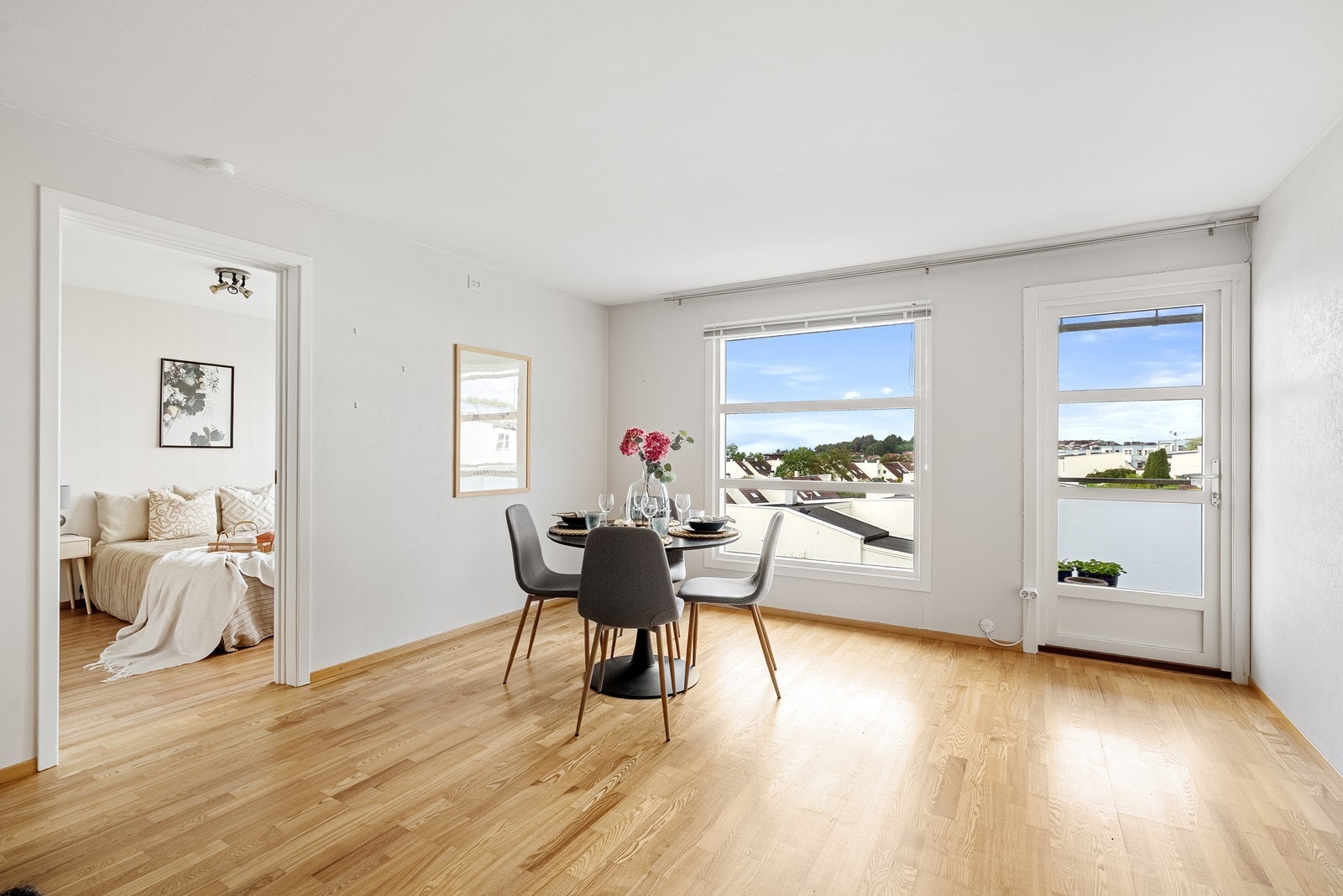 Spiseplassen er plassert ved vinduet i stuen, med utgang til balkong. Dette gir en lys og trivelig spiseplass med god kontakt mellom inne- og uterom, perfekt for både hverdagsbruk og sosiale sammenkomster. Galleribilde