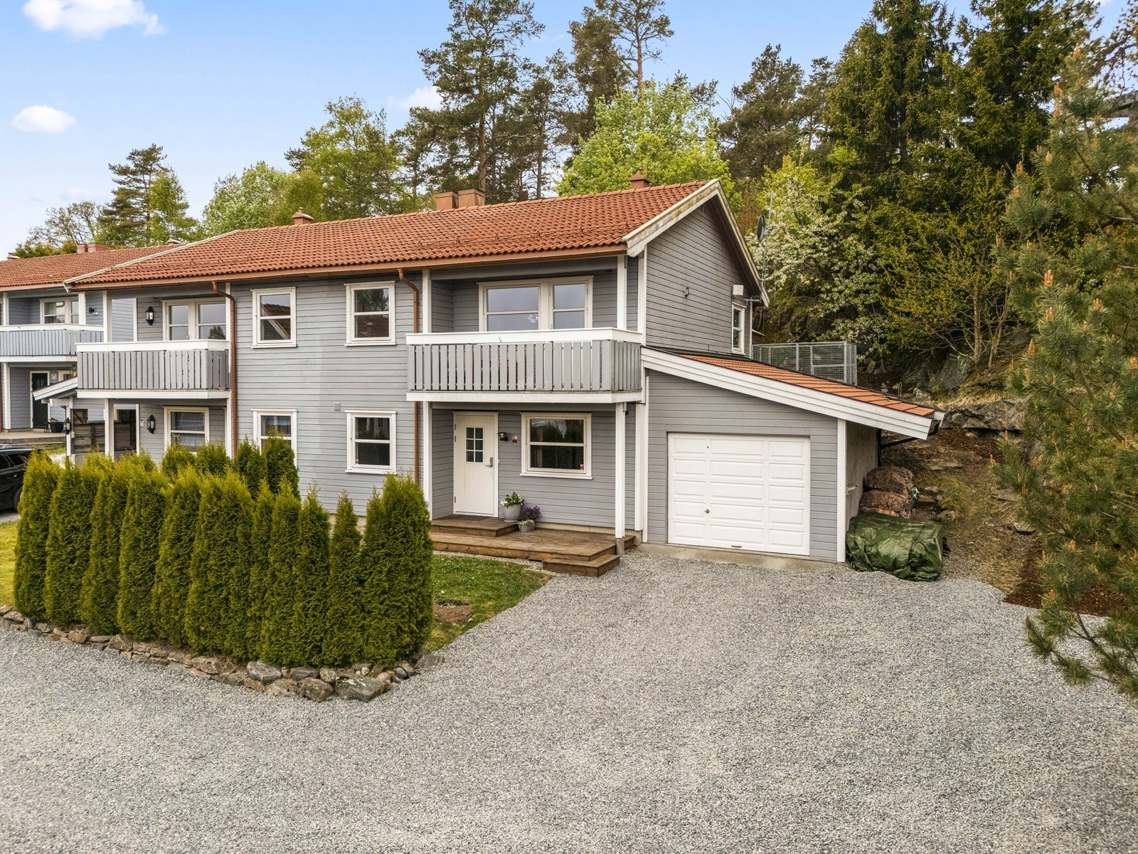 Tomannsboligen, oppført i 2002, har en trekonstruksjon med liggende bordkledning. Galleribilde