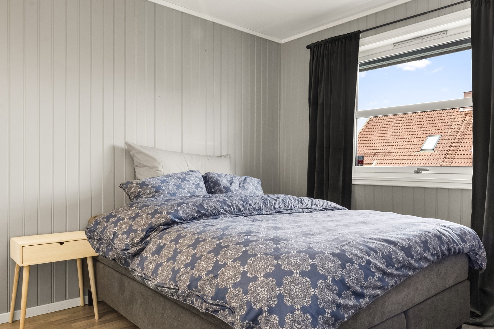 Soverom med plass til dobbeltseng og vindu som gir godt lys. Galleribilde