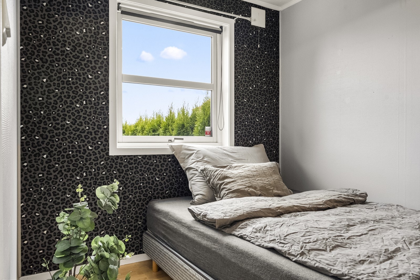Soverommet har gulv av laminat og vegger med tapet, malt strie og malte plater. Galleribilde