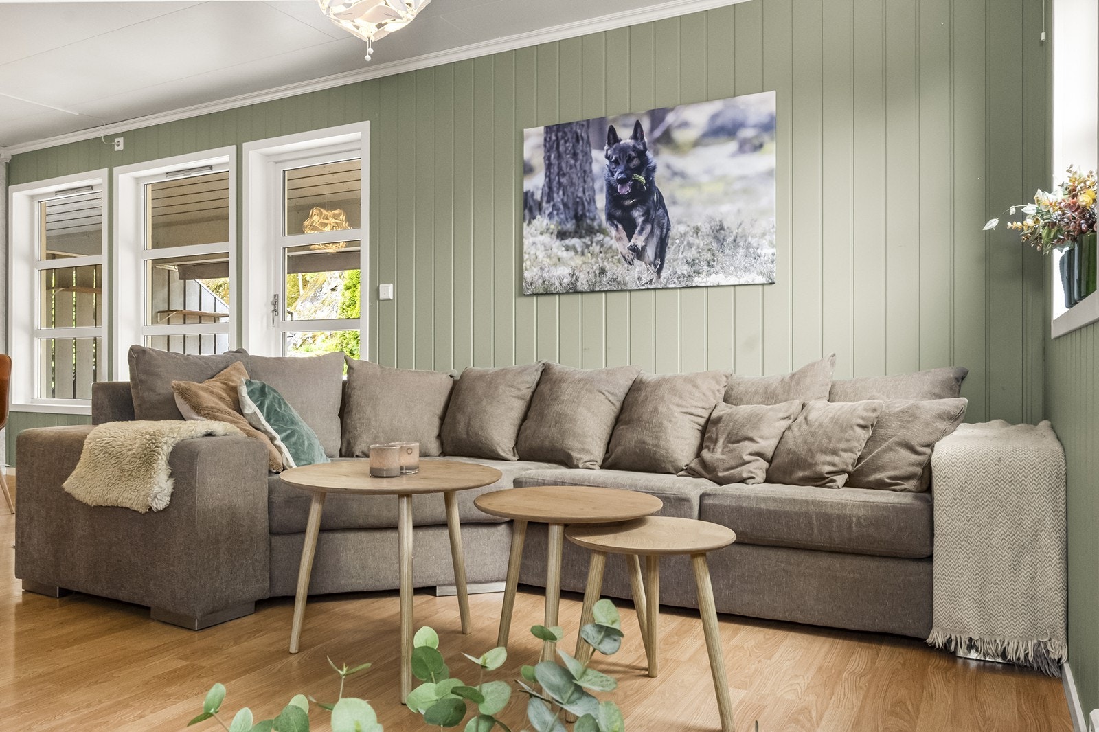 Lys stue med god plass til sofagruppe og flere vinduer som slipper inn rikelig med dagslys. Galleribilde
