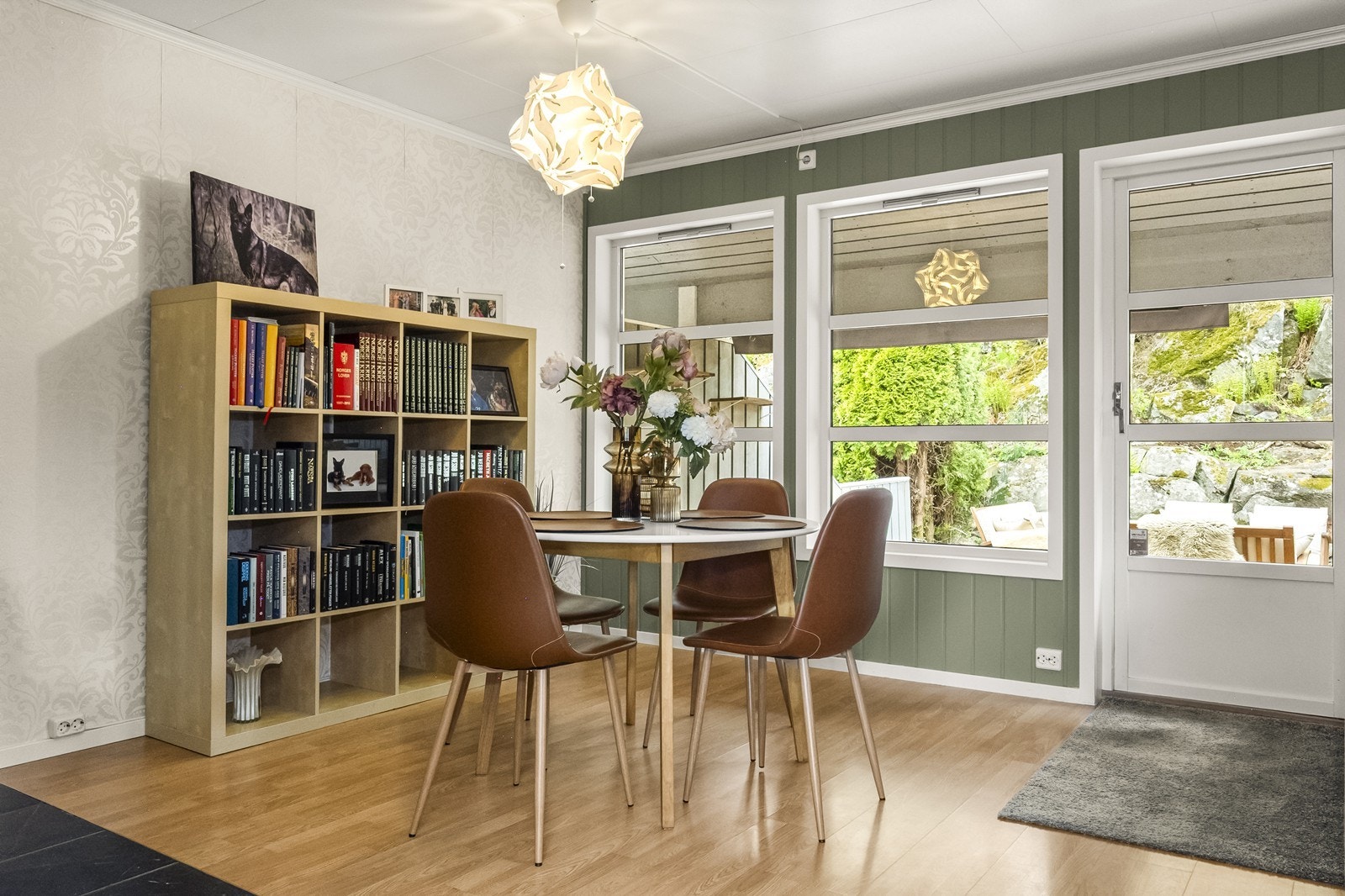 Utgang til terrasse fra stuen gir enkel tilgang til uteområdet. Galleribilde