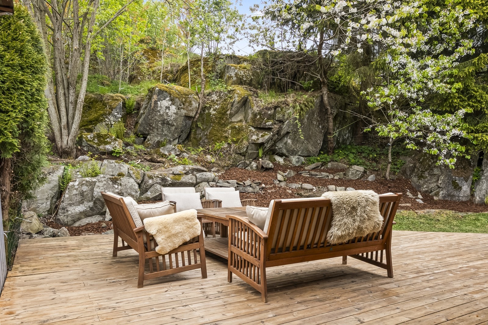 Tilhørende terrasse gir utsyn til skog og natur i umiddelbar nærhet. Galleribilde