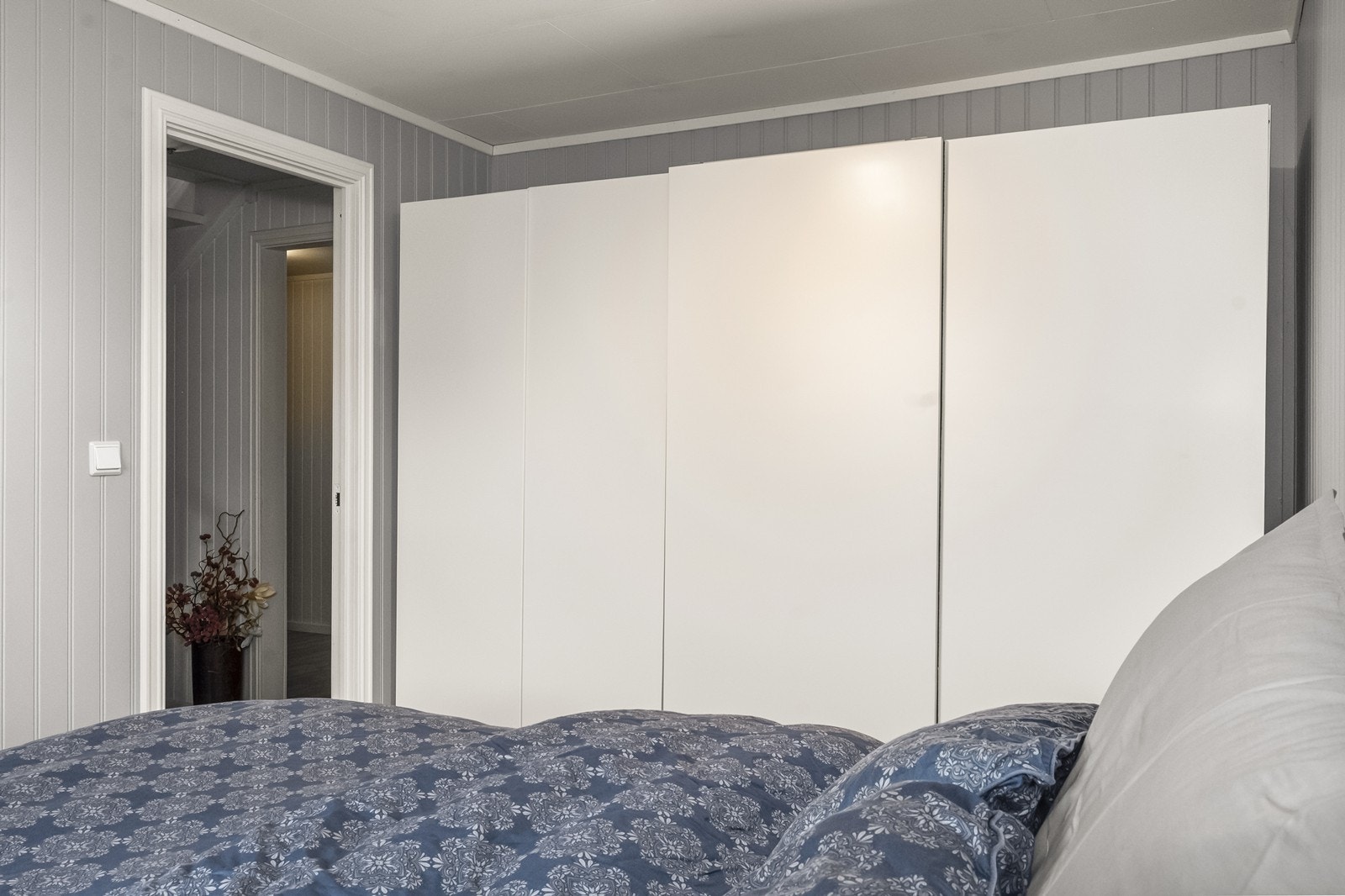 Hovedsoverommet har godt med plass og en garderobeløsning for praktisk oppbevaring. Galleribilde
