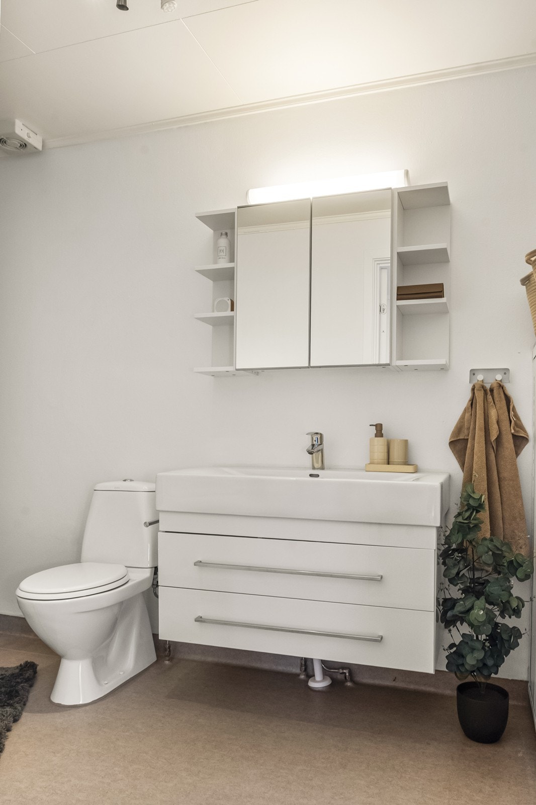 Servantinnredning med skuffer og speilskap gir god oppbevaringsplass på badet. Galleribilde