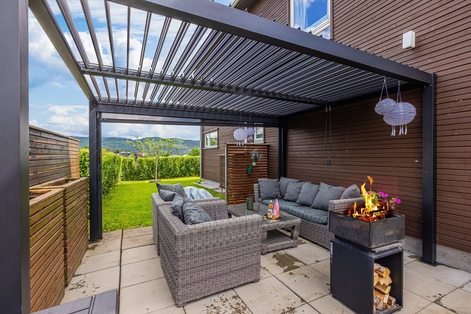 På bakkeplan er det etablert hyggelig uteplass med pergola Galleribilde