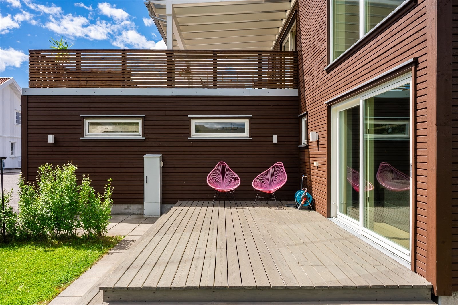 Det er flere nydelige uteplasser på denne eiendommen - her har man terrasse med adkomst fra stuen i 1. etasje Galleribilde
