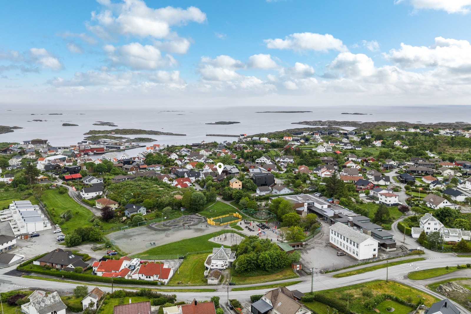 Svært kjekk beliggenhet i enden av blindgate, med barneskole og barnehage i samme "gate". Galleribilde
