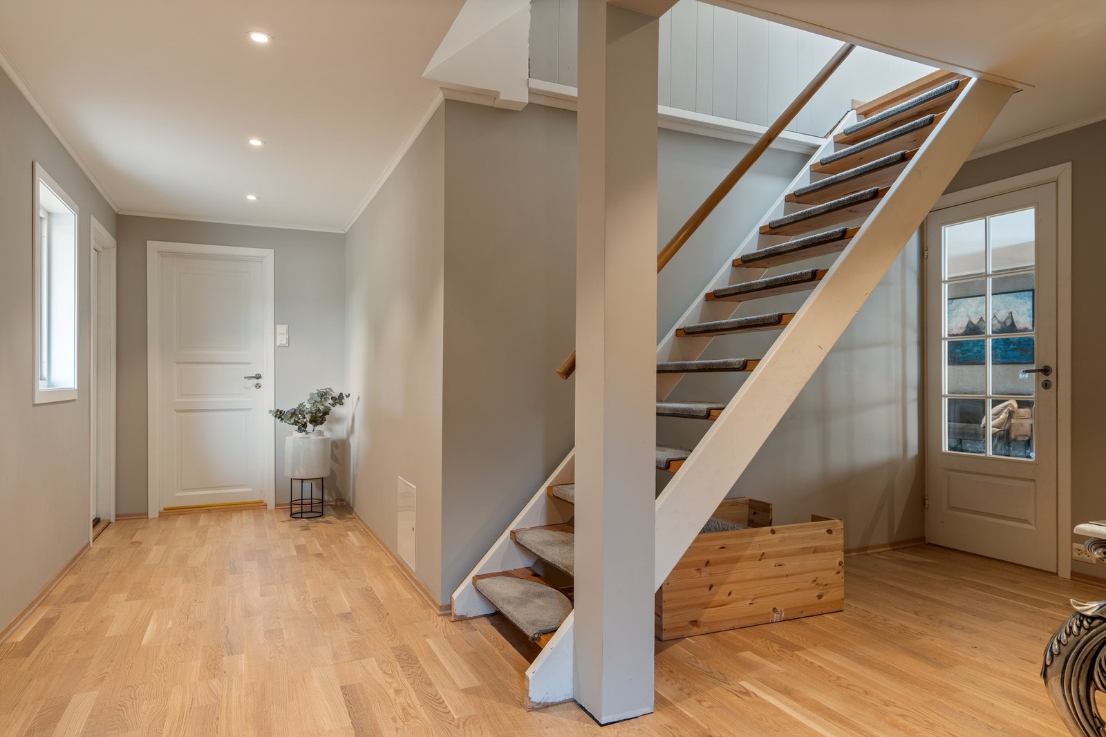 Gangen er pusset opp i 2025 med nye gulvoverflater, gipsede overflater og downlights belysning. Galleribilde
