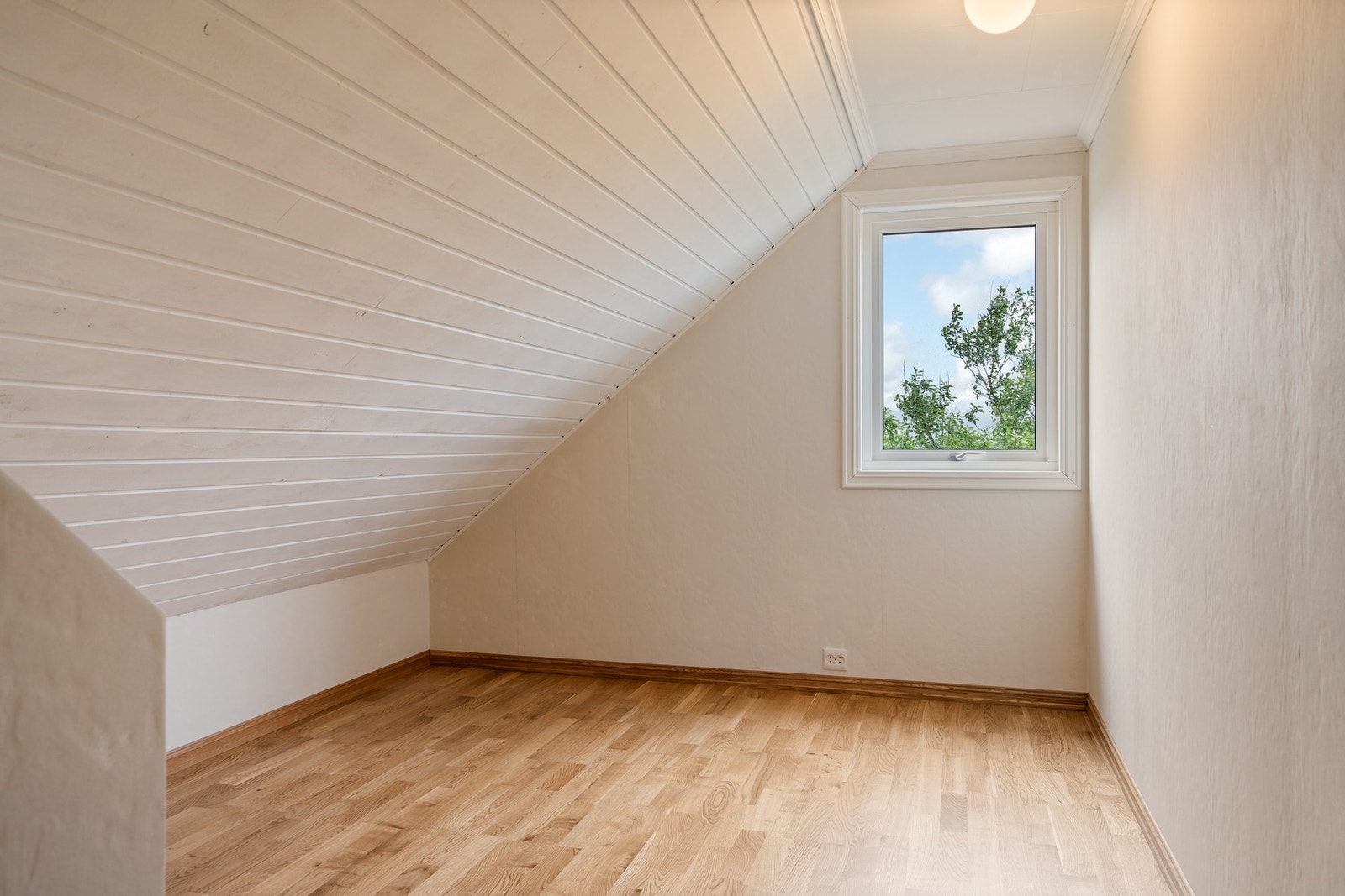 Soverom nummer 4
i loftsetasjen, med nye gulvoverflater og vindu 2025/2026. Galleribilde