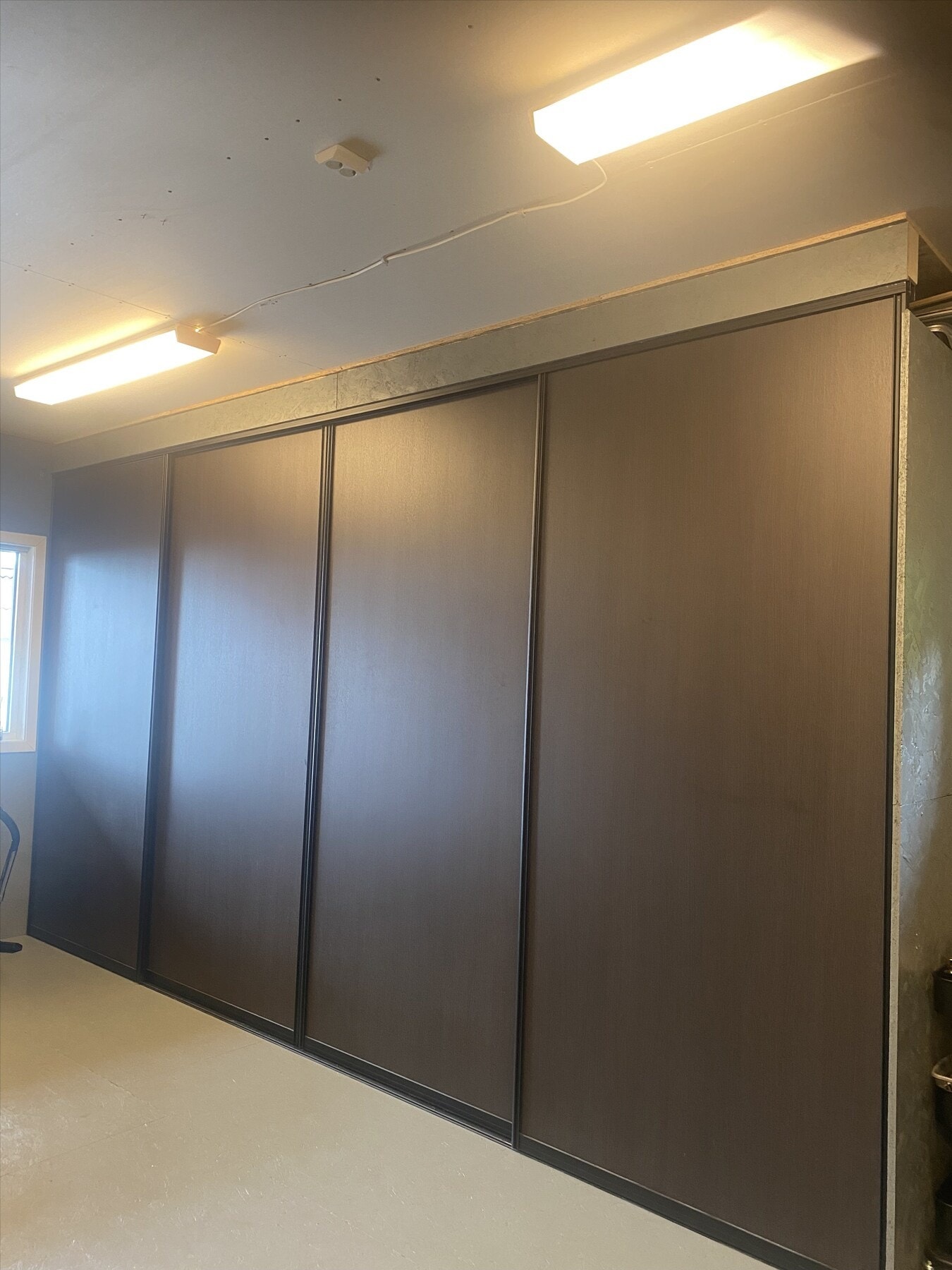 Privat bilde. Svært god oppbevaring i skyvedørsgarderobe i hobbyrom/garasje. Galleribilde