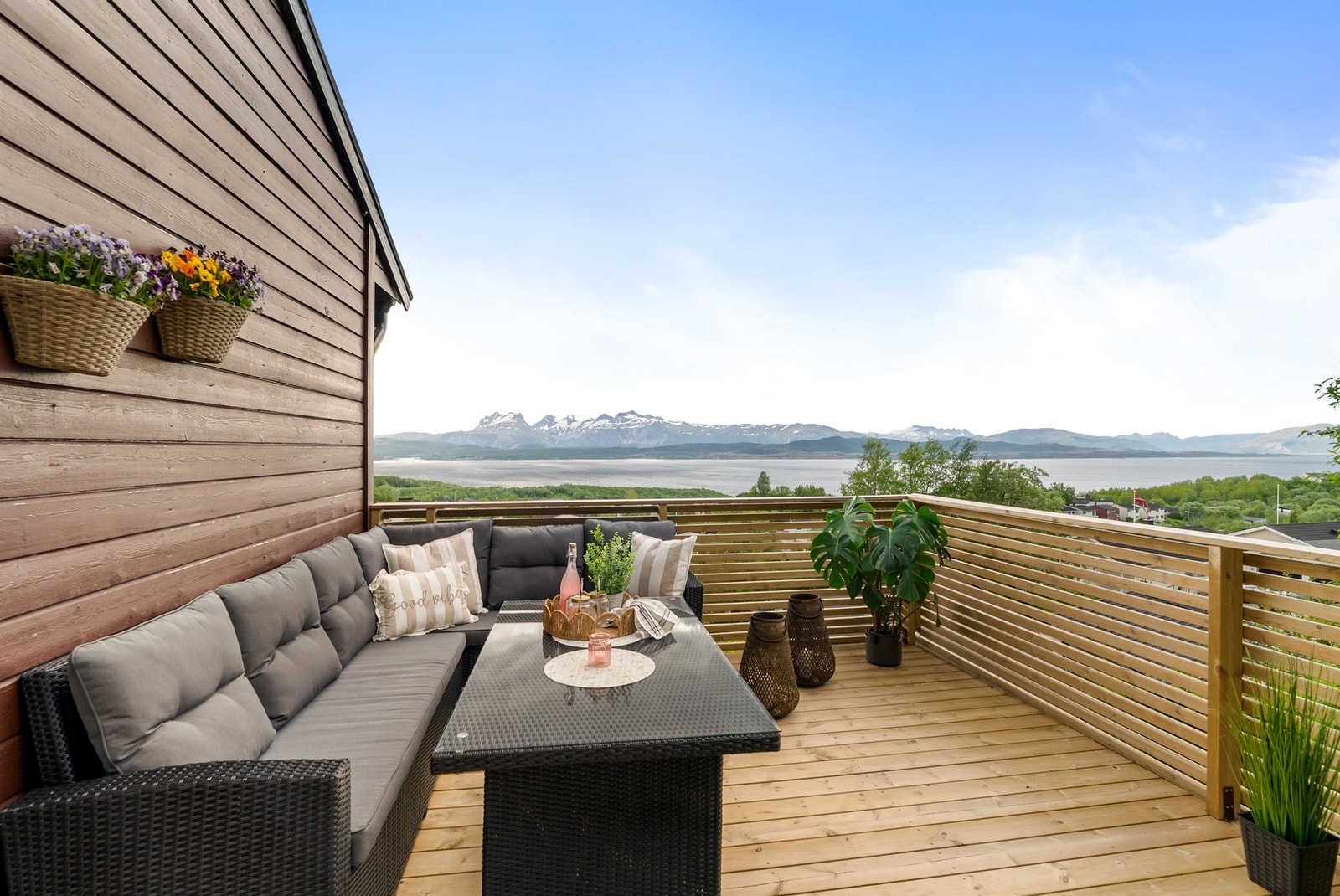 Fra den romslige terrassen kan du nyte en flott utsikt over fjorden og fjellene. Galleribilde