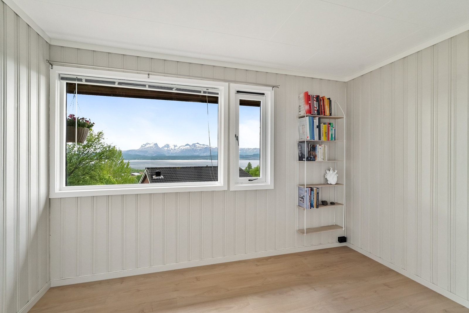 Stue i første etasje med utsikt mot fjorden - et fleksibelt rom som kan brukes som TV-stue eller kontor. Galleribilde