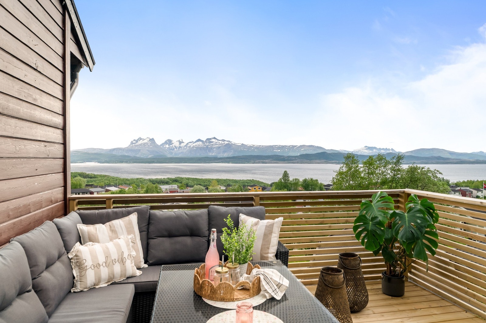 Terrassen er en flott forlengelse av stuen i sommerhalvåret. Galleribilde