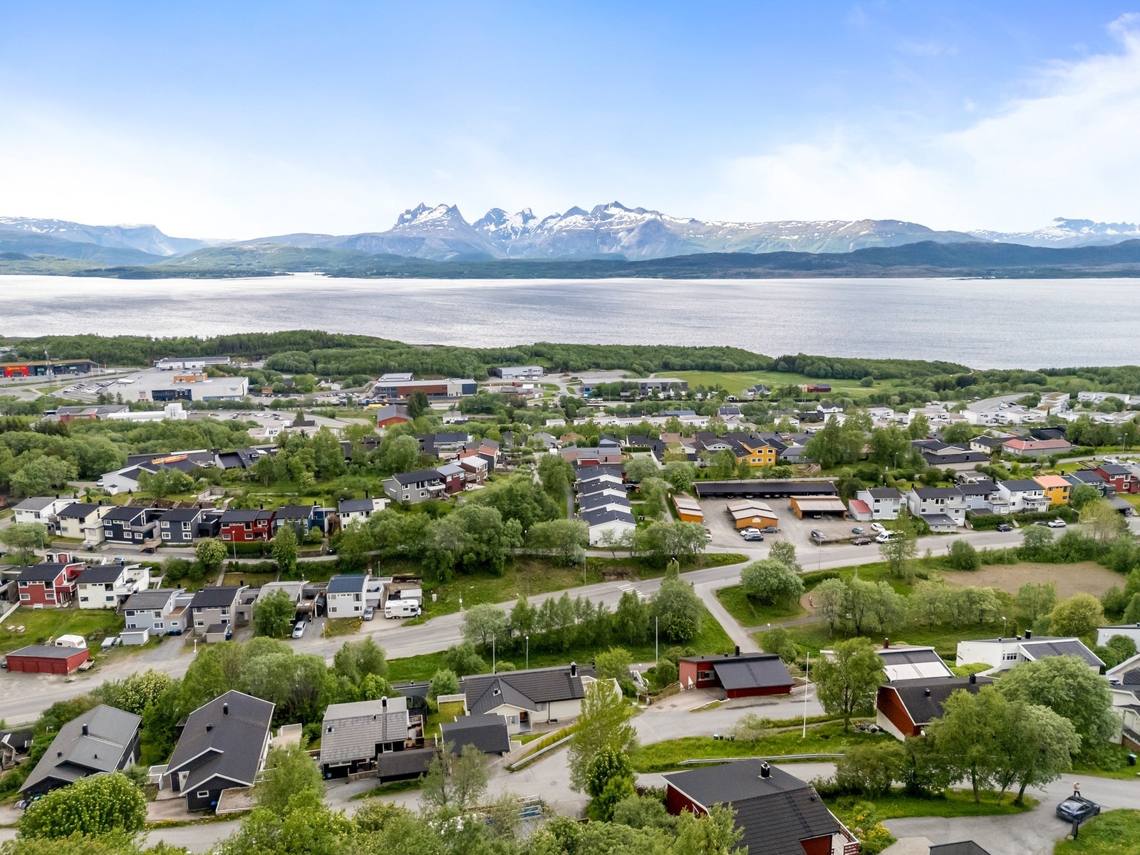 Oversikt over nærområdet, som byr på både natur og nærhet til lokale servicetilbud. Galleribilde