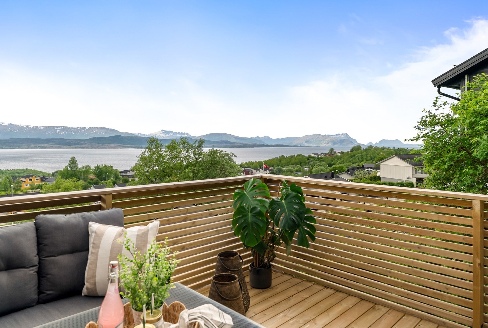 Her er det god plass til både sittegruppe og grill. Galleribilde