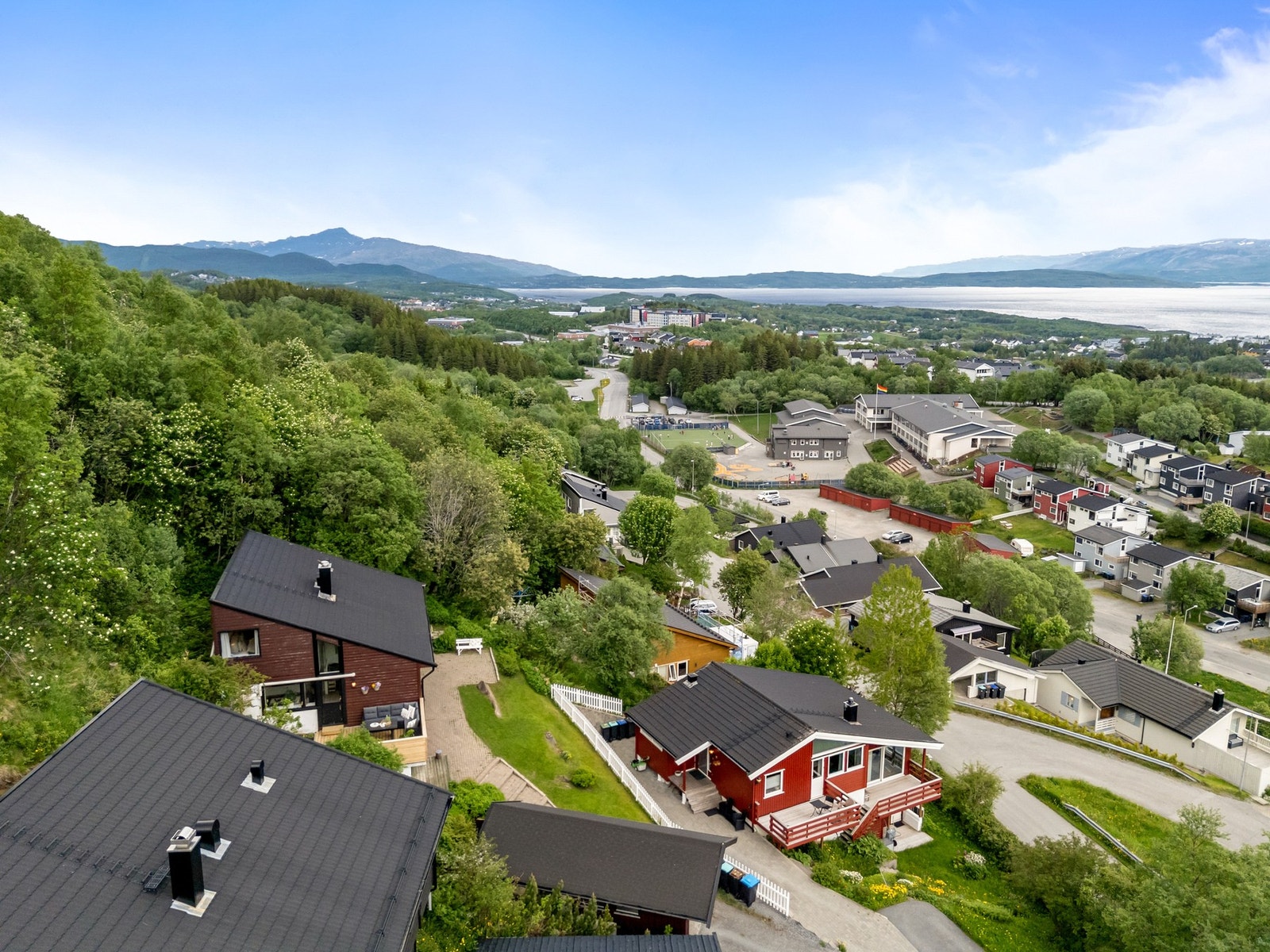 Boligen har en barnevennlig beliggenhet med kort vei til skole og barnehage. Galleribilde