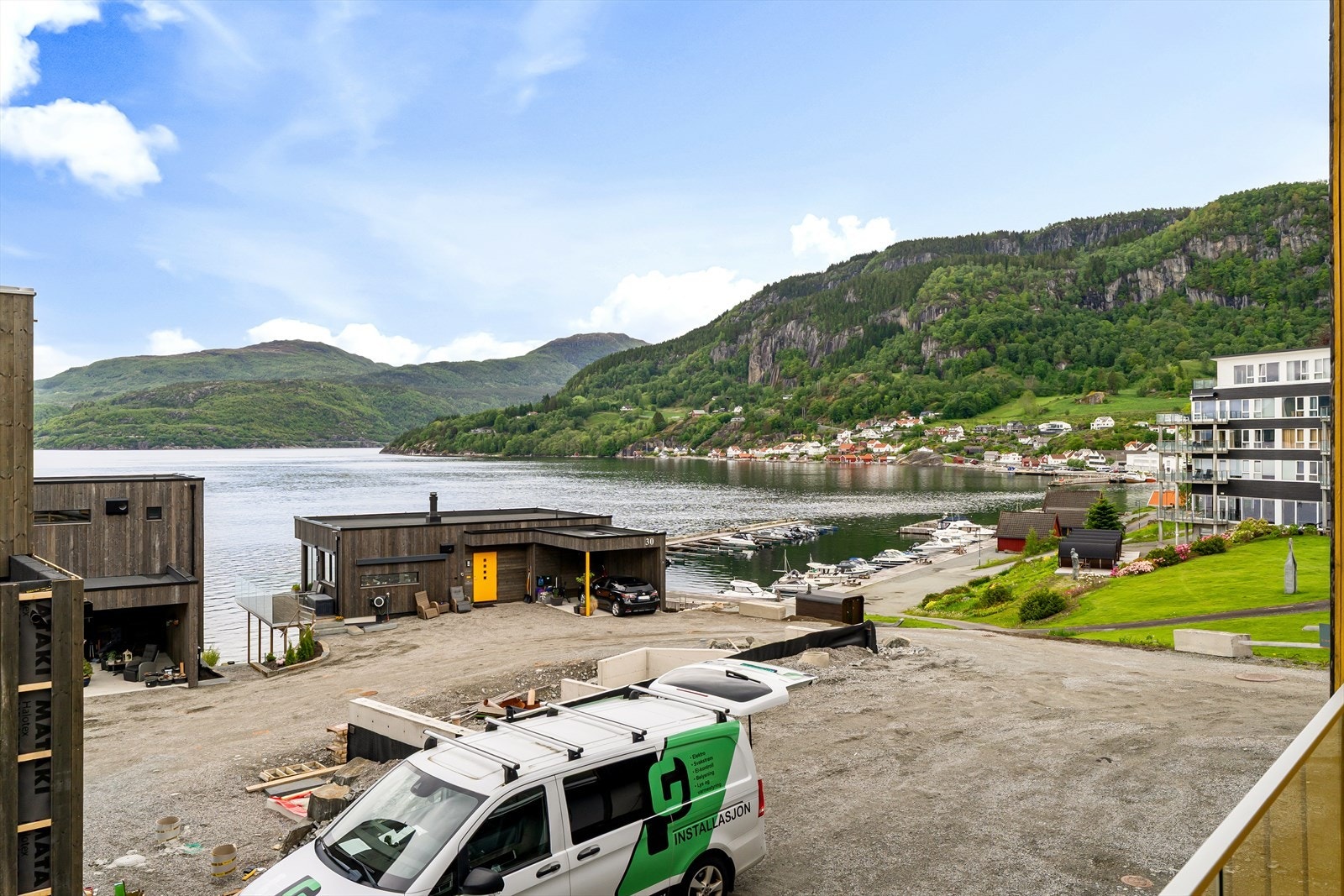 Beliggenhet i et etablert og rolig nabolag i Hjelmelandsvågen. Galleribilde