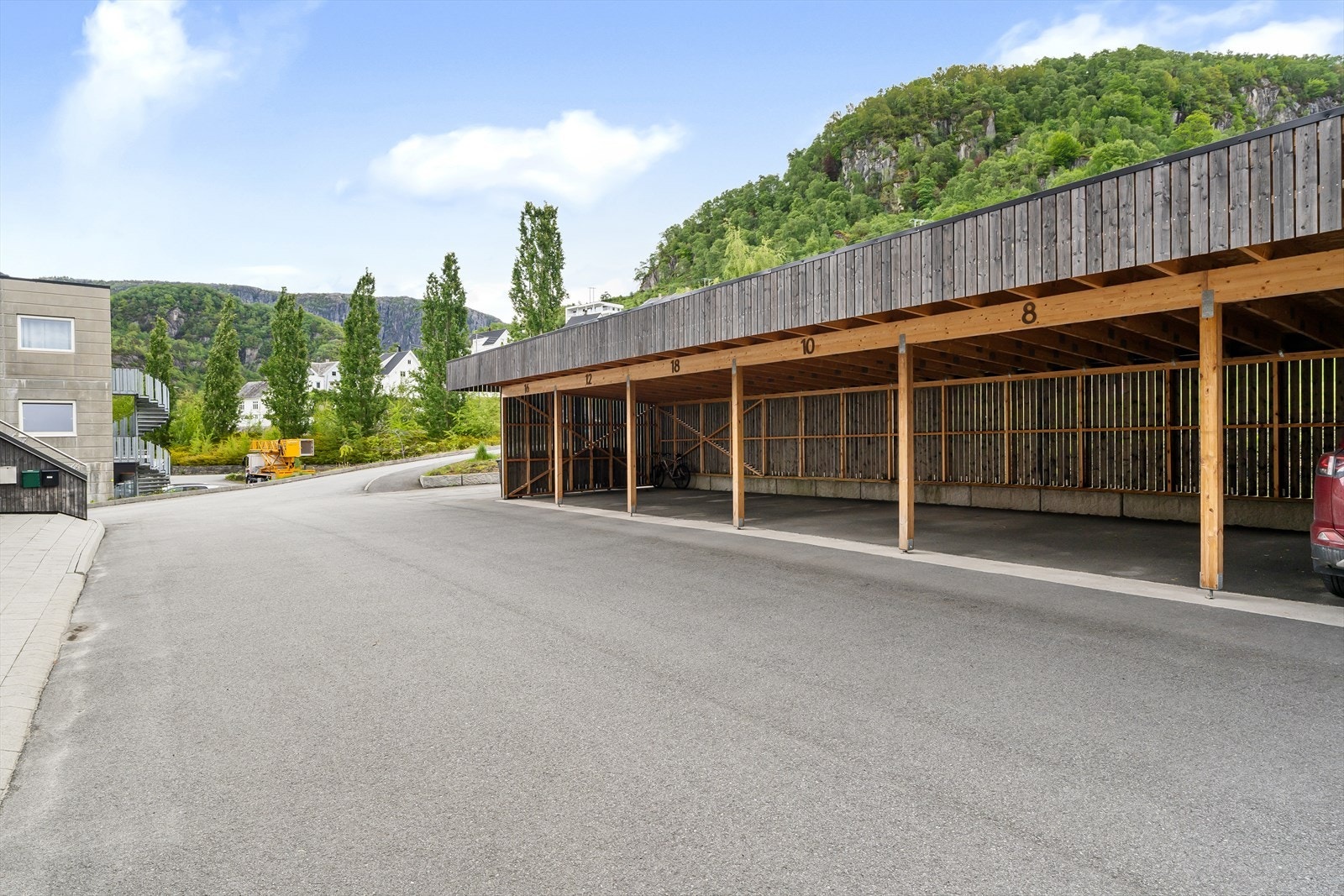 Det medfølger en fast parkeringsplass i felles carportanlegg. Galleribilde