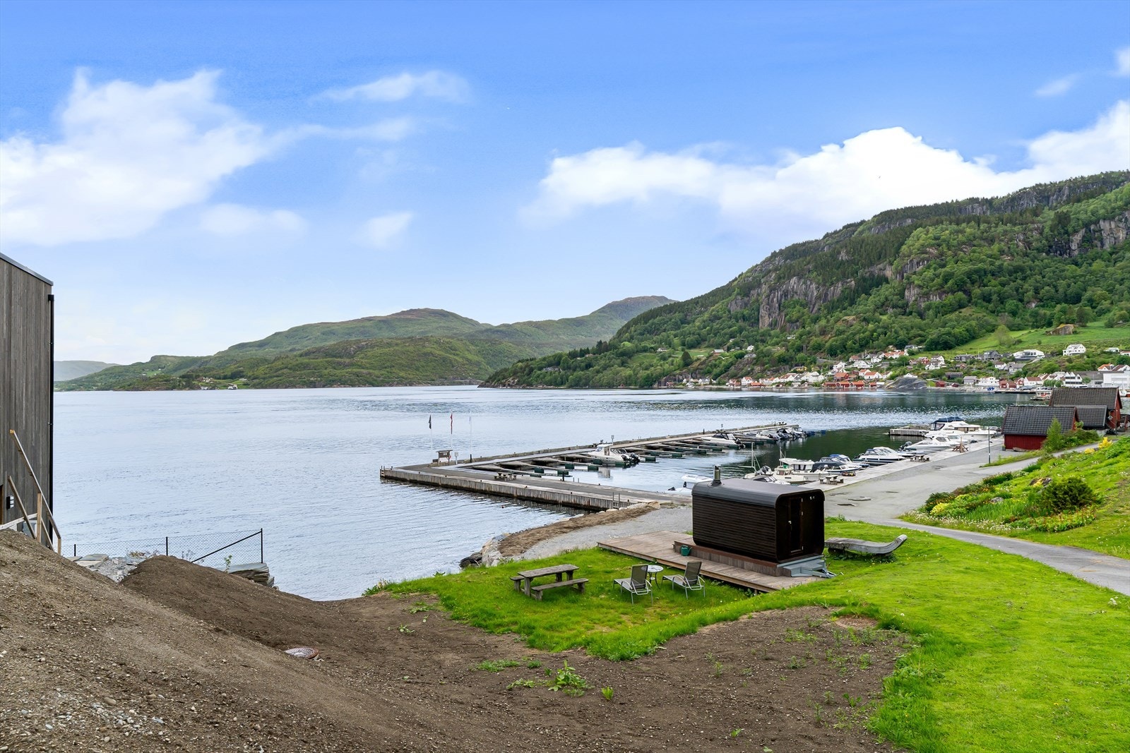 Hjelmeland Idrettshall og kunstgressbane for fotball ligger kun få minutters gange fra boligen. Galleribilde