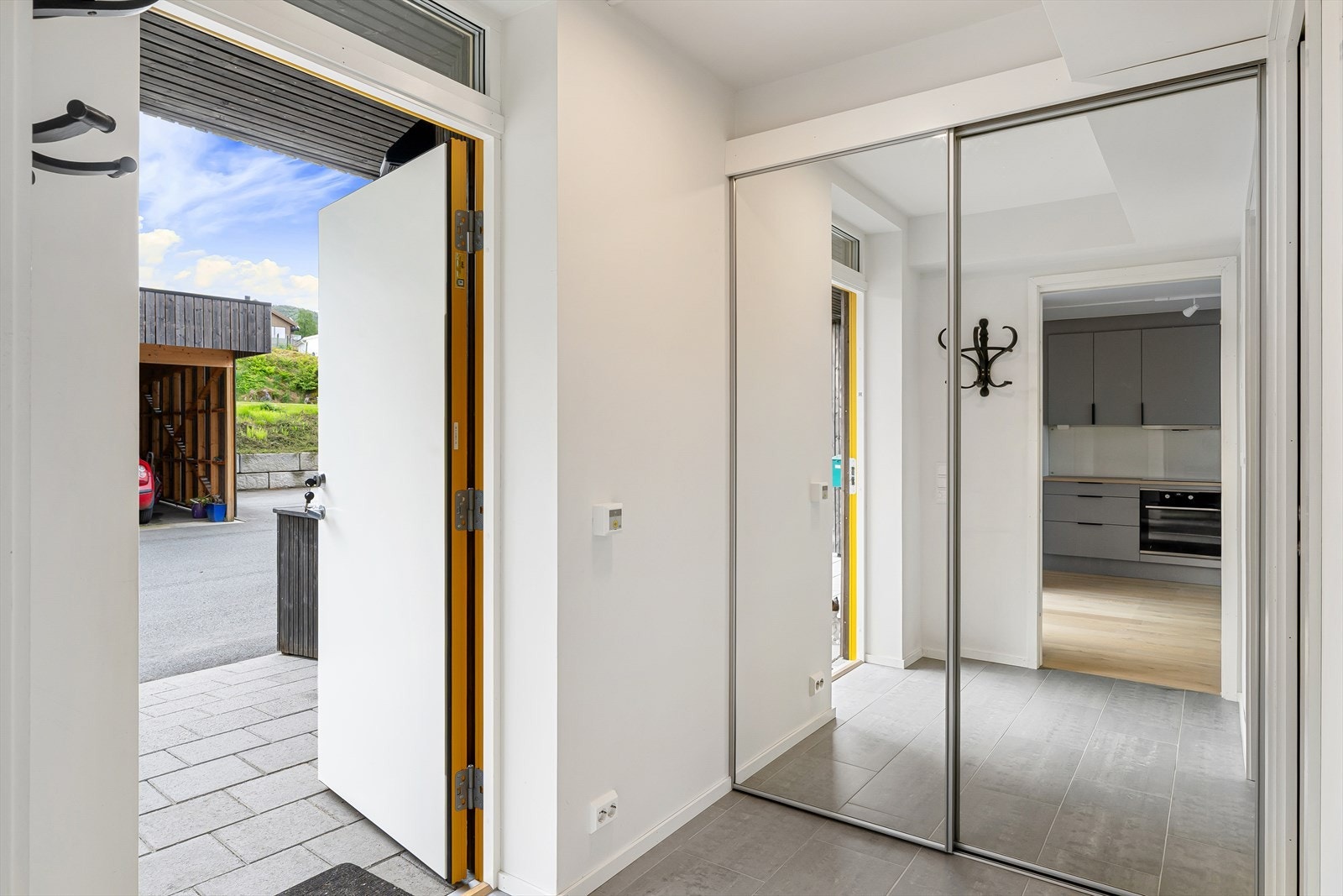 Praktisk entré med skyvedørsgarderobe og direkte utgang til carporten. Galleribilde