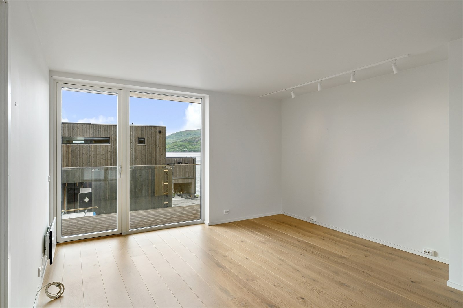 Fra stuen er det utgang til balkong. Galleribilde
