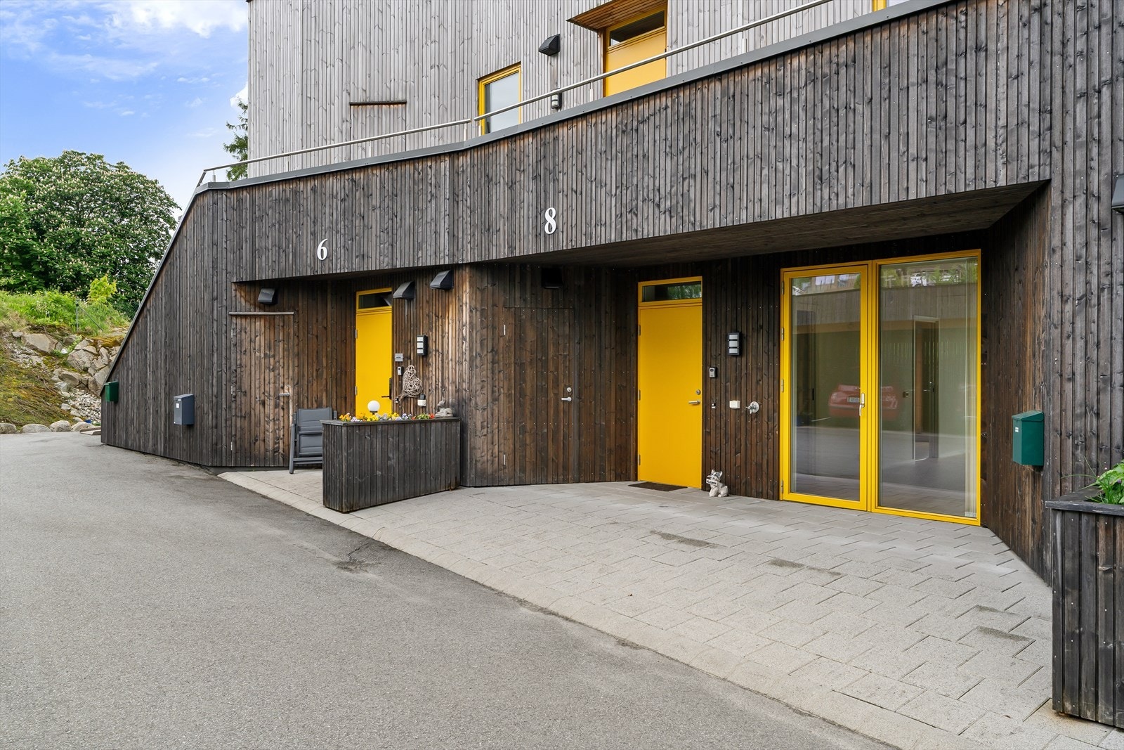 Leiligheten har egen inngang på bakkeplan. Galleribilde