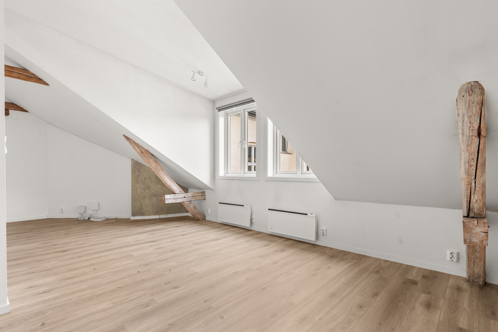Klassisk loftsleilighet med synlige takbjelker. Galleribilde