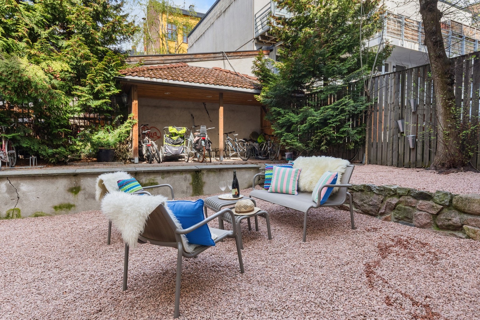 Flott bakgård med sittegrupper, sykkelparkering og beplantning. Galleribilde