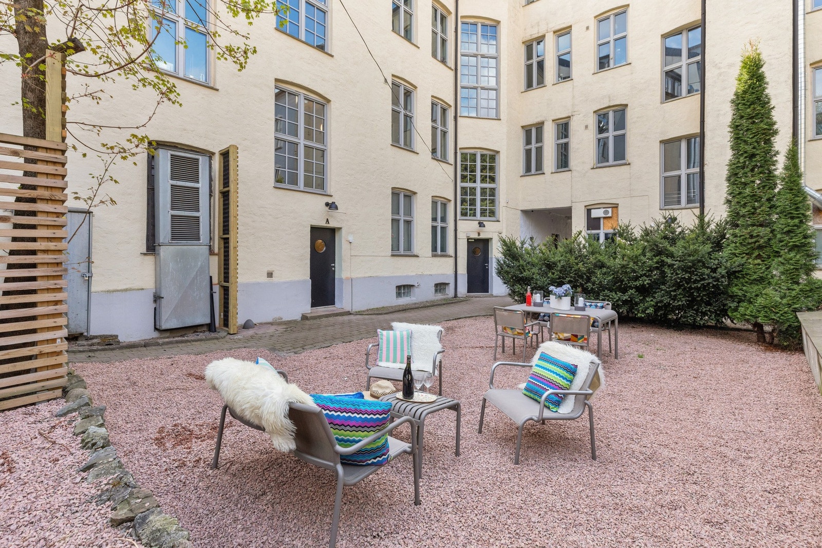 Bakgården er avlåst og skjermet. Galleribilde