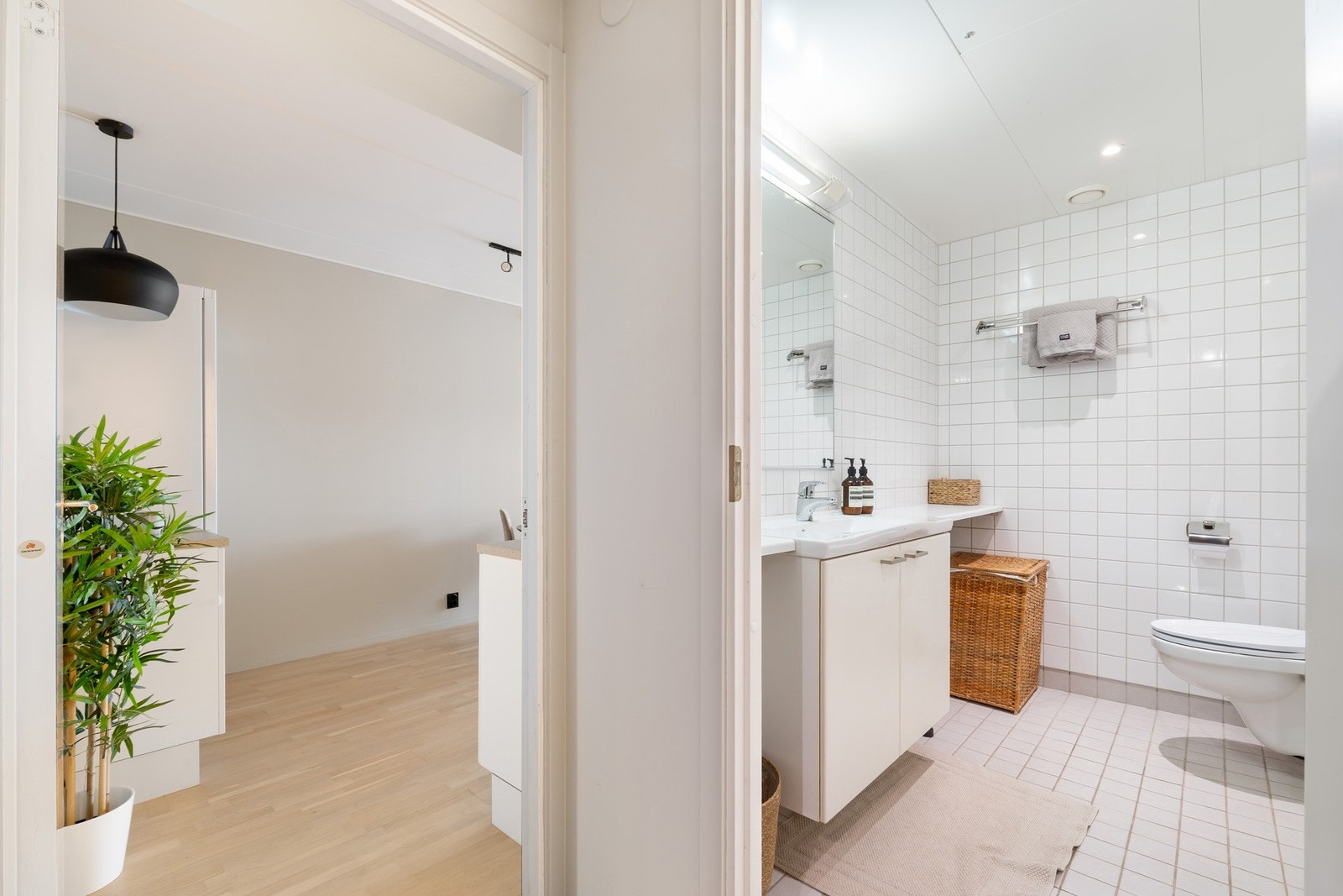 Badet er utført som prefabrikkert baderomskabin fra byggeåret. Galleribilde