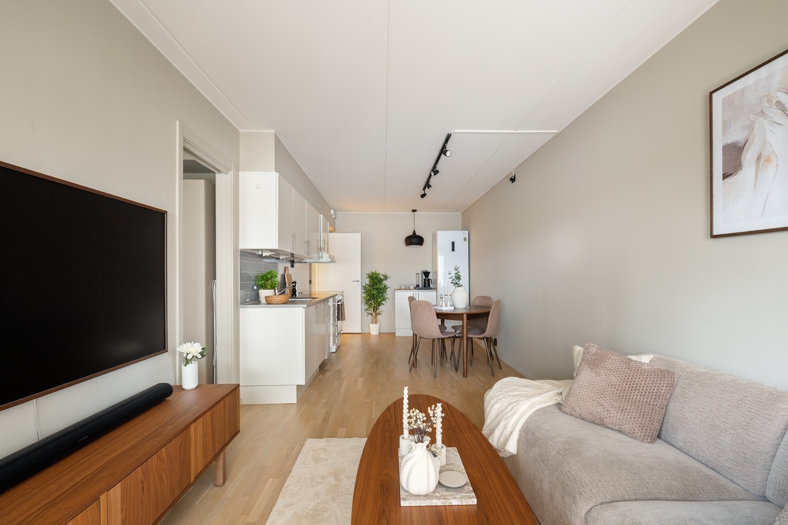 Her er det naturlig plass til både sofagruppe, TV-sone og spisebord, slik at rommet enkelt kan tilpasses ulike behov og livsstiler. Galleribilde
