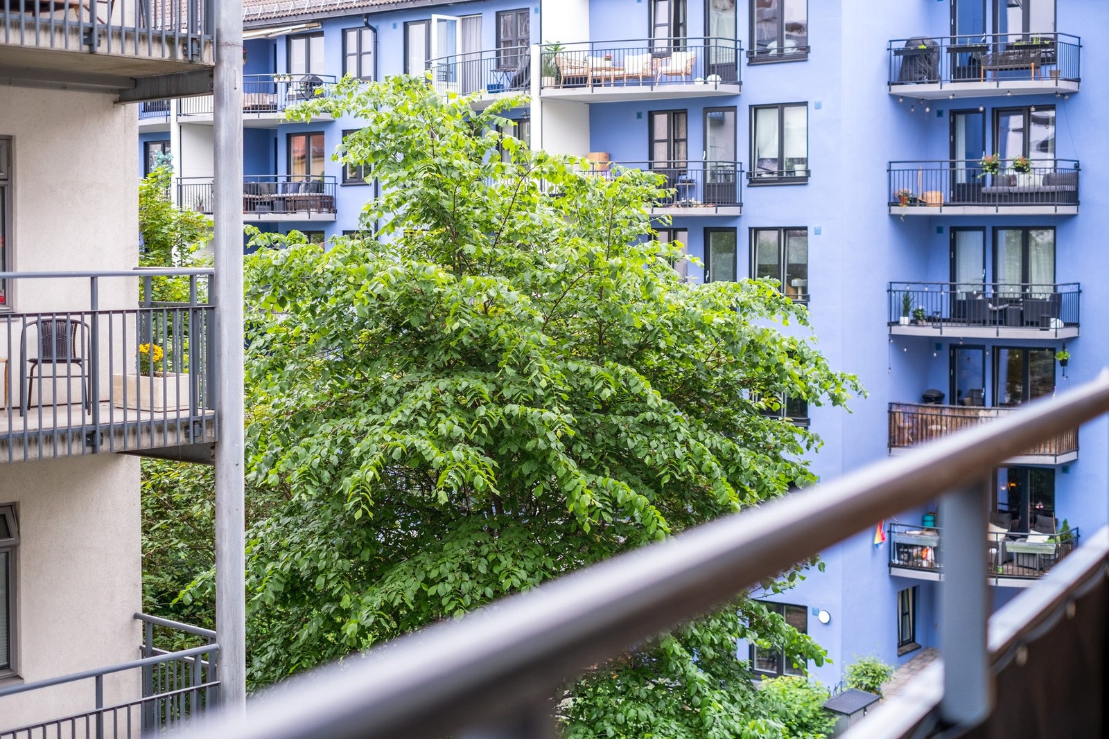 Beliggenheten mot rolig bakgård gir en skjermet og fredelig uteplass. Galleribilde