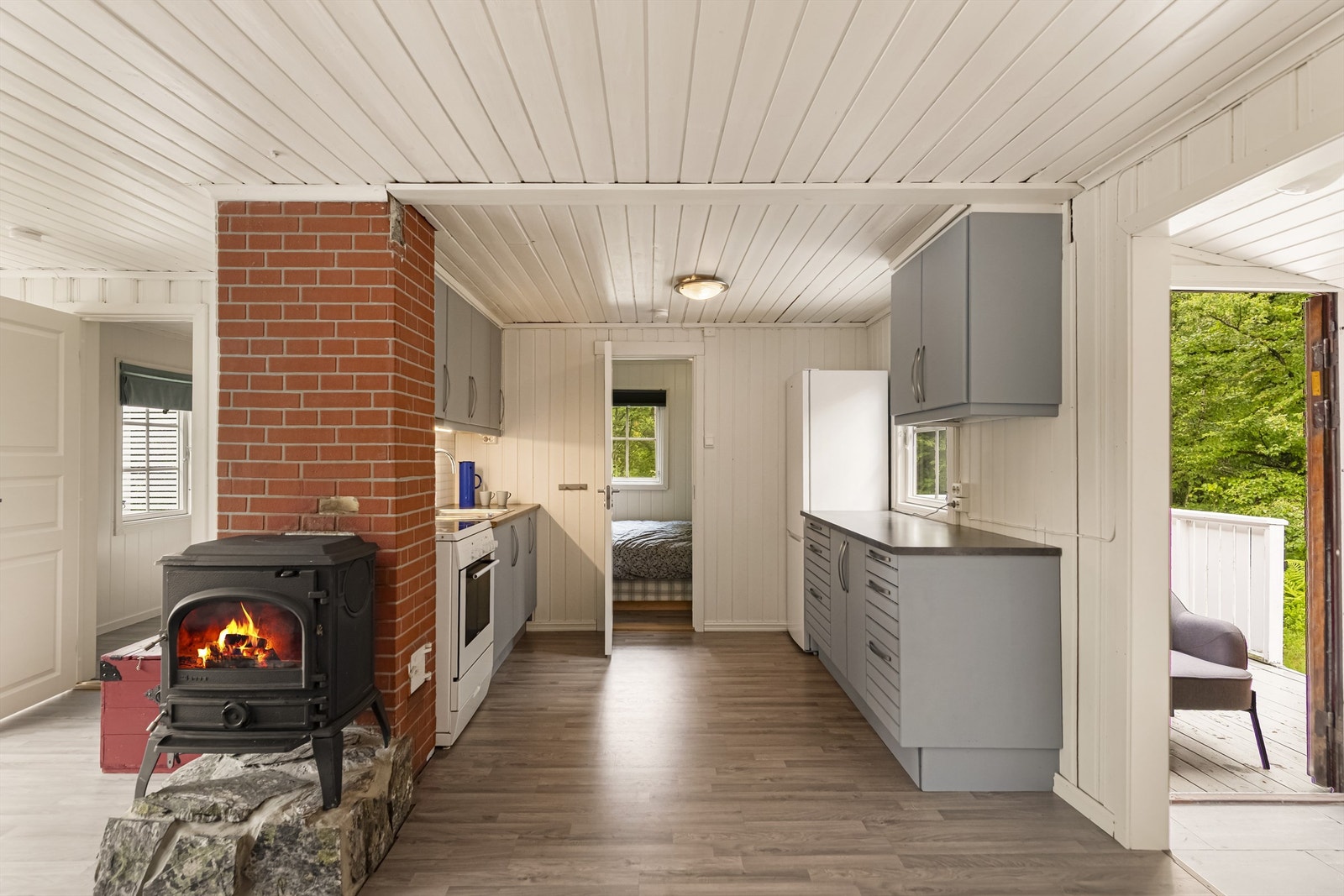 Det er avsatt plass til både kjøl/frys og komfyr, og ventilator med kullfilter er montert. Galleribilde