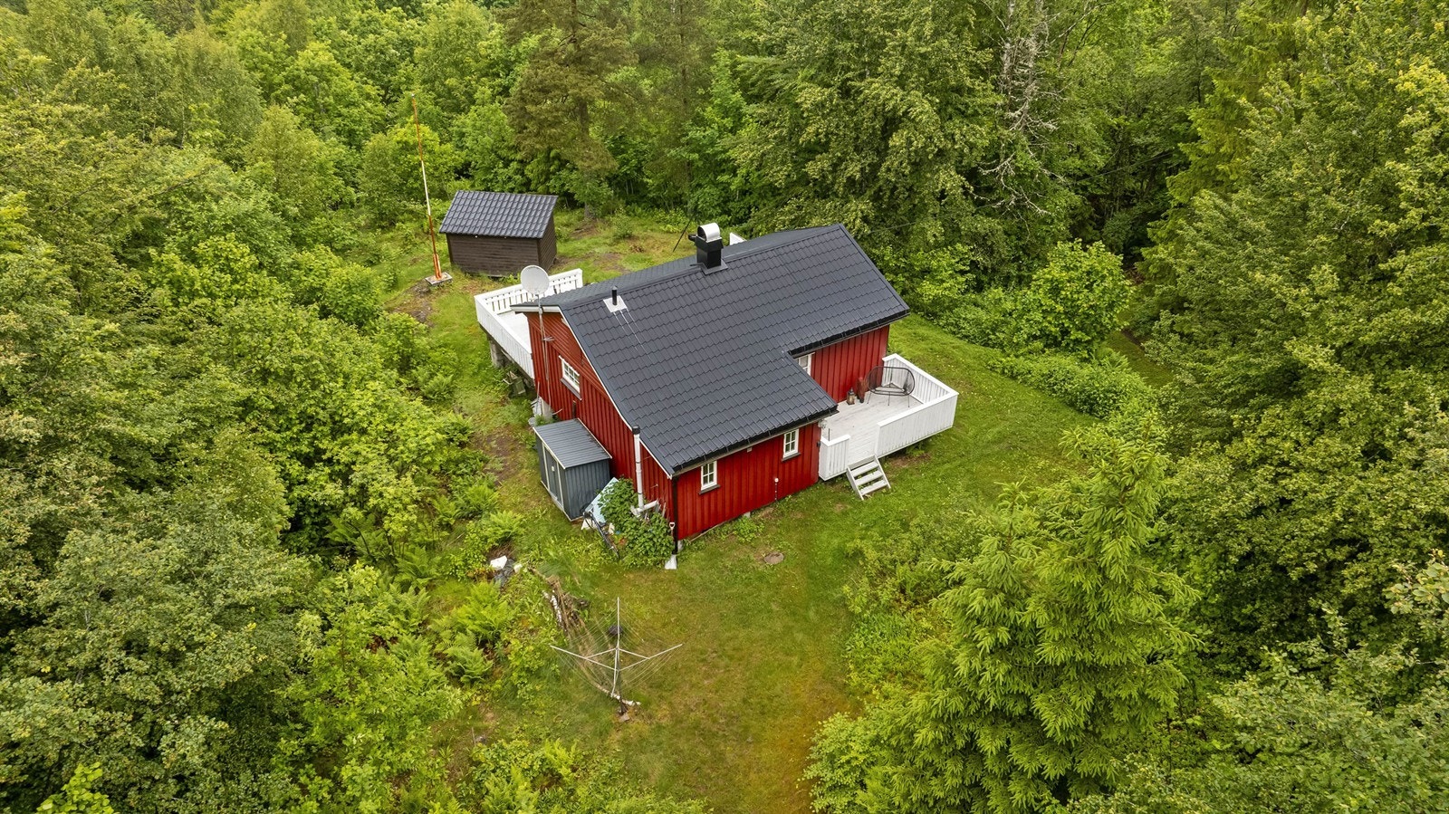 Turstiene starter rett utenfor døren, og nærområdet byr på flotte skogsområder som passer både for korte rusleturer og lengre turer i variert terreng. Galleribilde