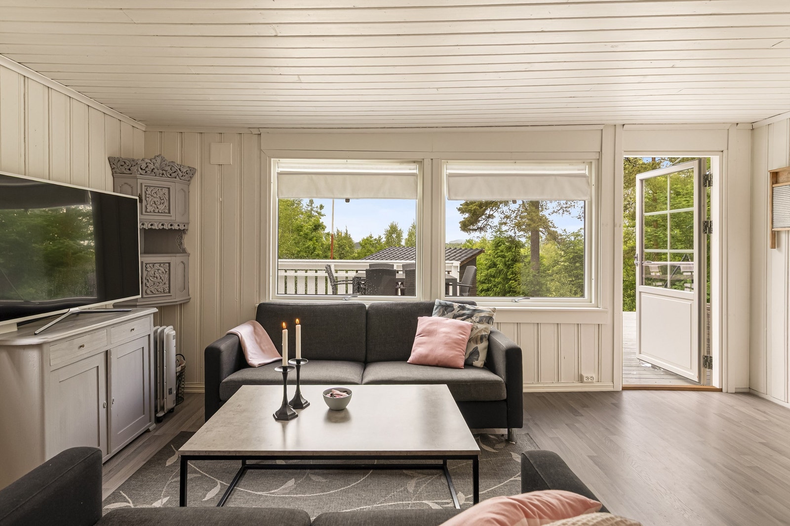 Herfra er det utgang til en nordvestvendt terrasse som egner seg godt til avslapning og hyggelige kvelder utendørs. Galleribilde