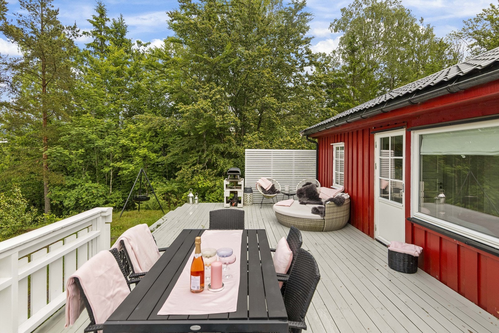 Tomten er opparbeidet med fin plen og terrasse på begge sider av hytta - perfekt for både avslapning og hyggelige stunder med familie og venner. Galleribilde
