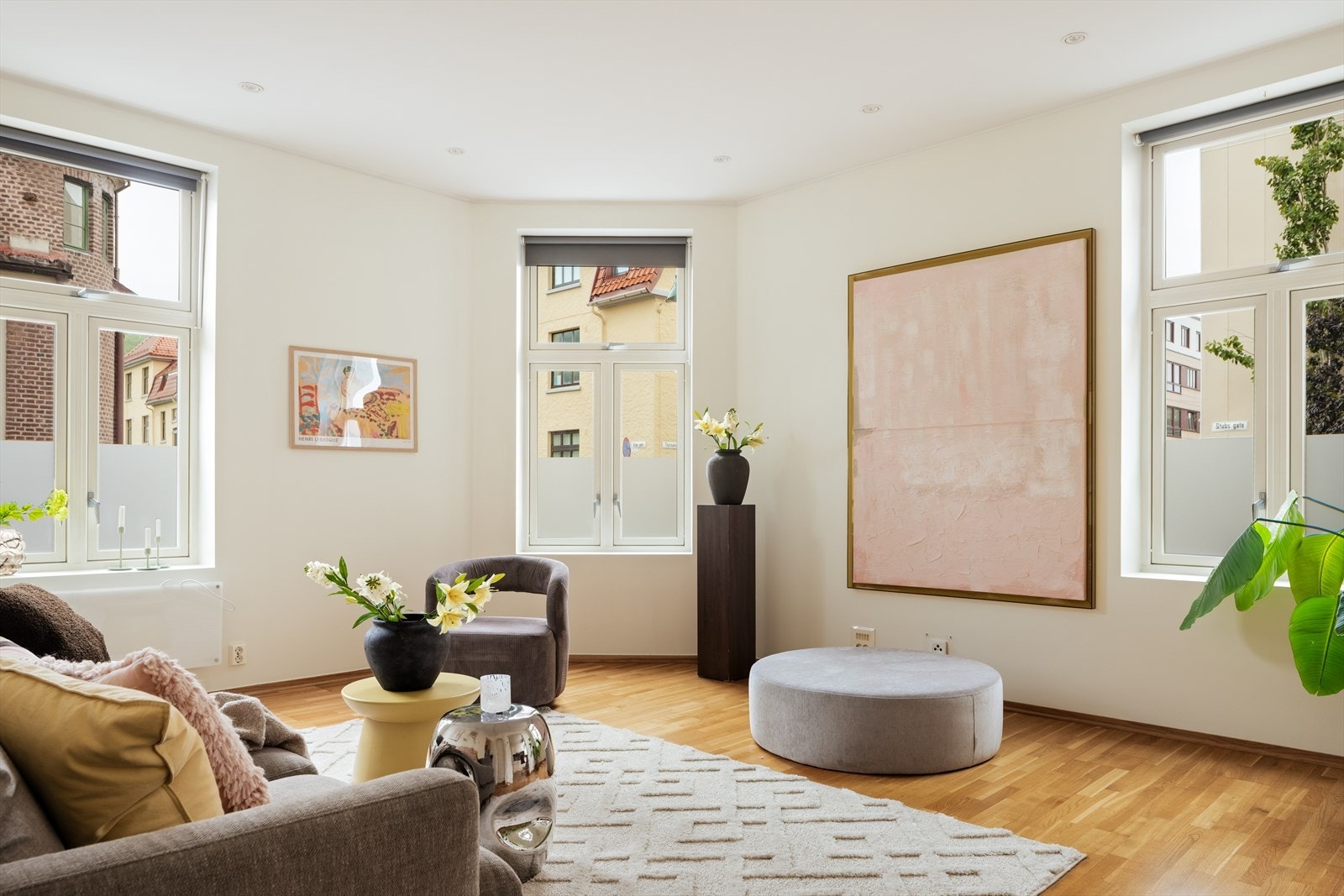 Stuen fremstår som romslig og innbydende, malt i lyse og moderne fargetoner. Galleribilde